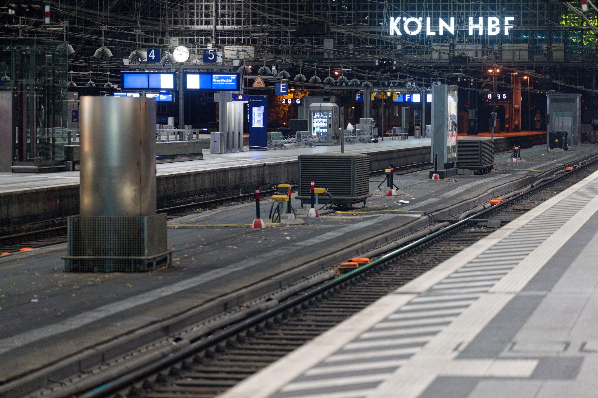 So leer wie zuletzt im Corona-Lockdown: Der Kölner Hauptbahnhof während der Sperrung. (Archivbild)