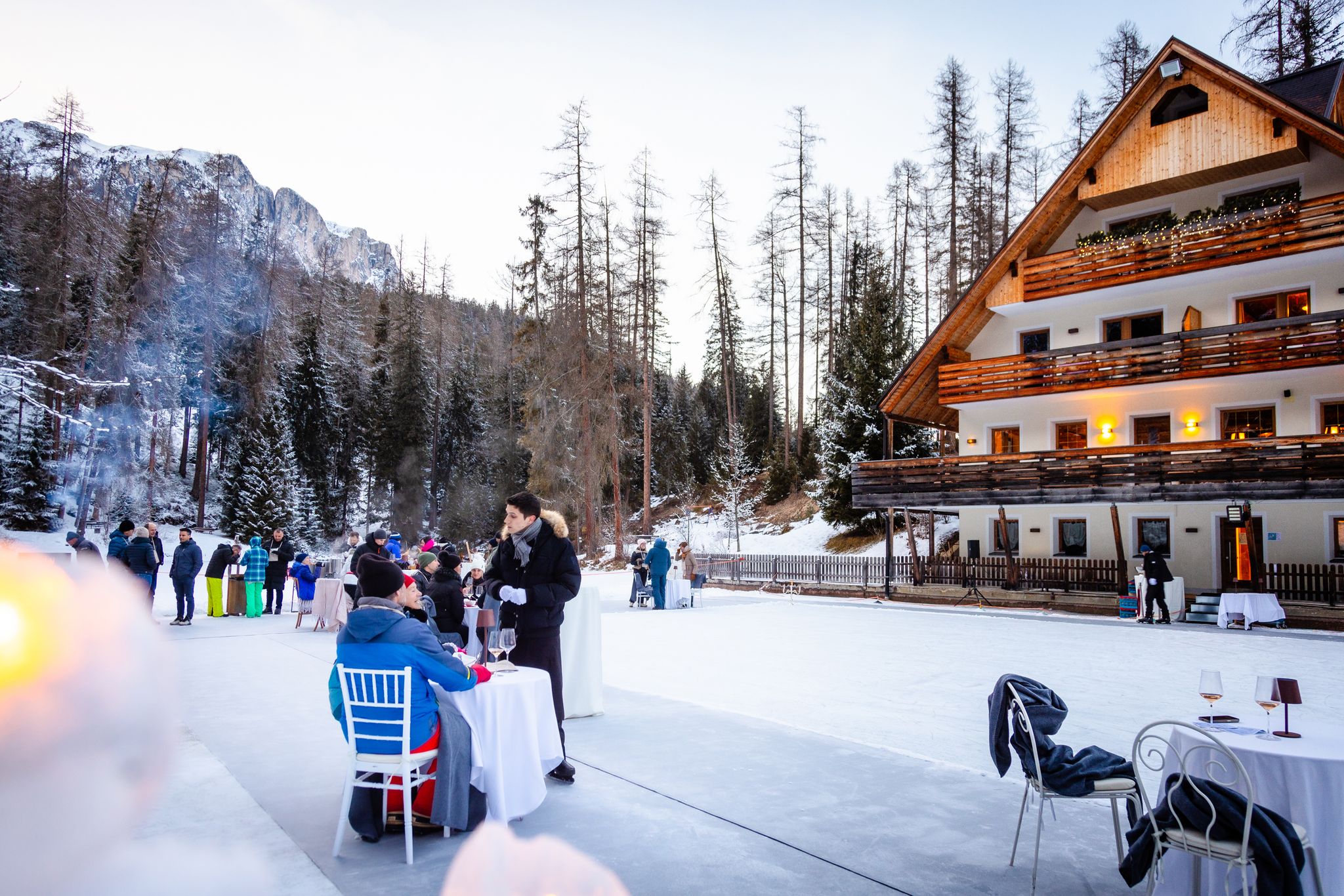 Eisig eingedeckt: speisen auf dem gefrorenen Sompunt-See in Alta Badia.