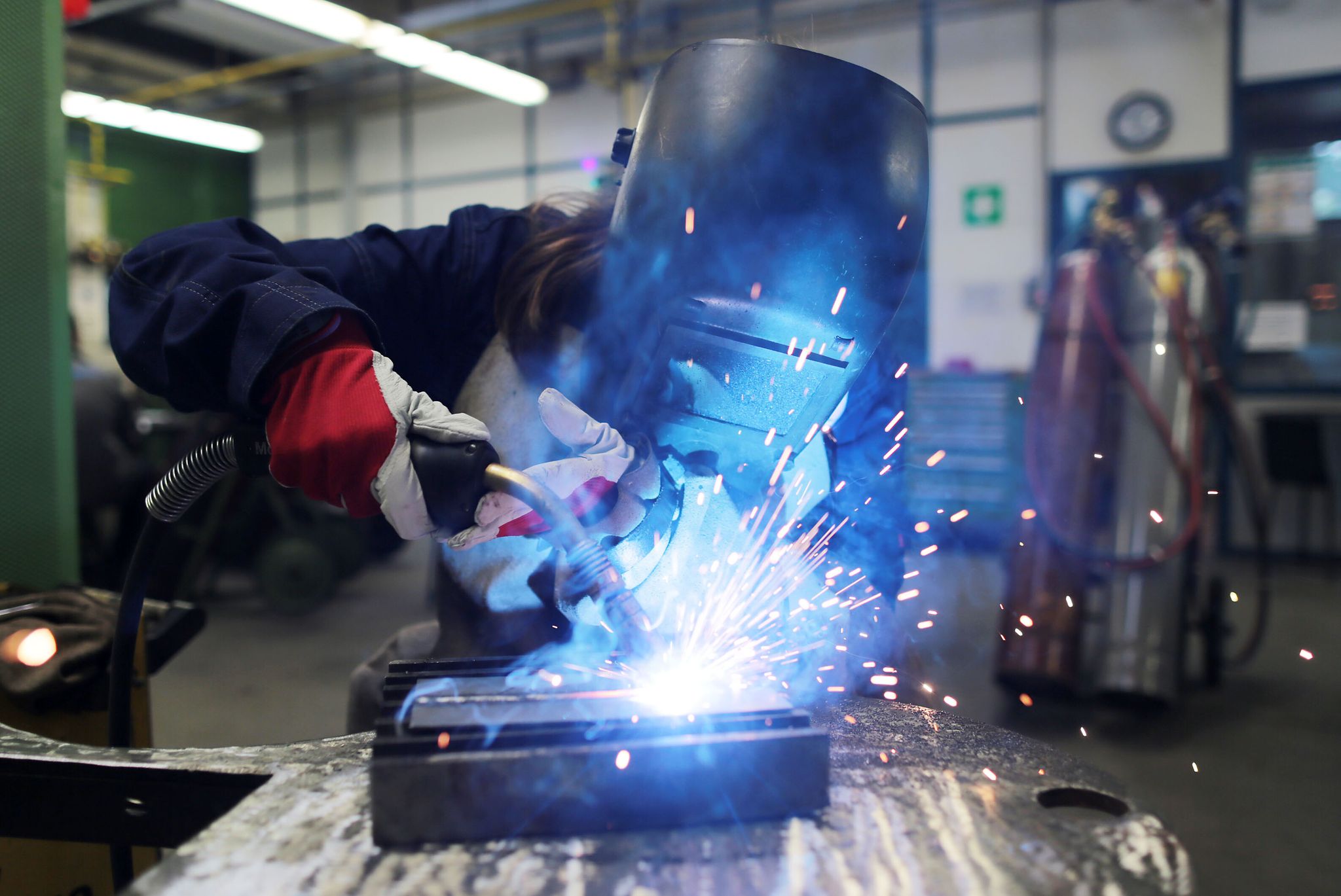Ein Freiwilliges Handwerksjahr unterscheidet sich deutlich von einem Freiwilligen Sozialen Jahr mit Fokus auf handwerkliche Tätigkeiten.