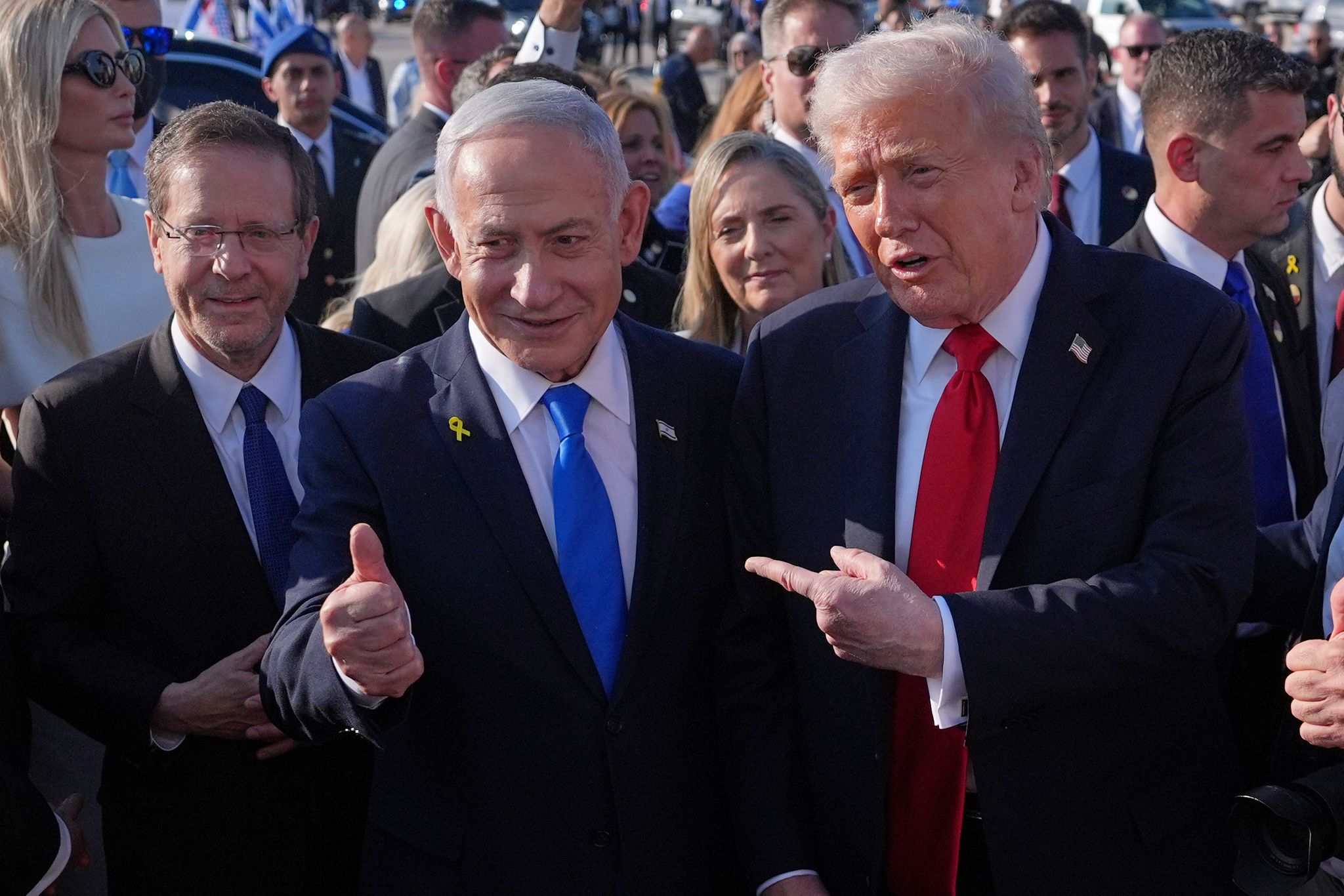 US-Präsident Donald Trump (r-l), der israelische Ministerpräsident Benjamin Netanjahu und Israels Präsident Izchak Herzog. (Archivbild)