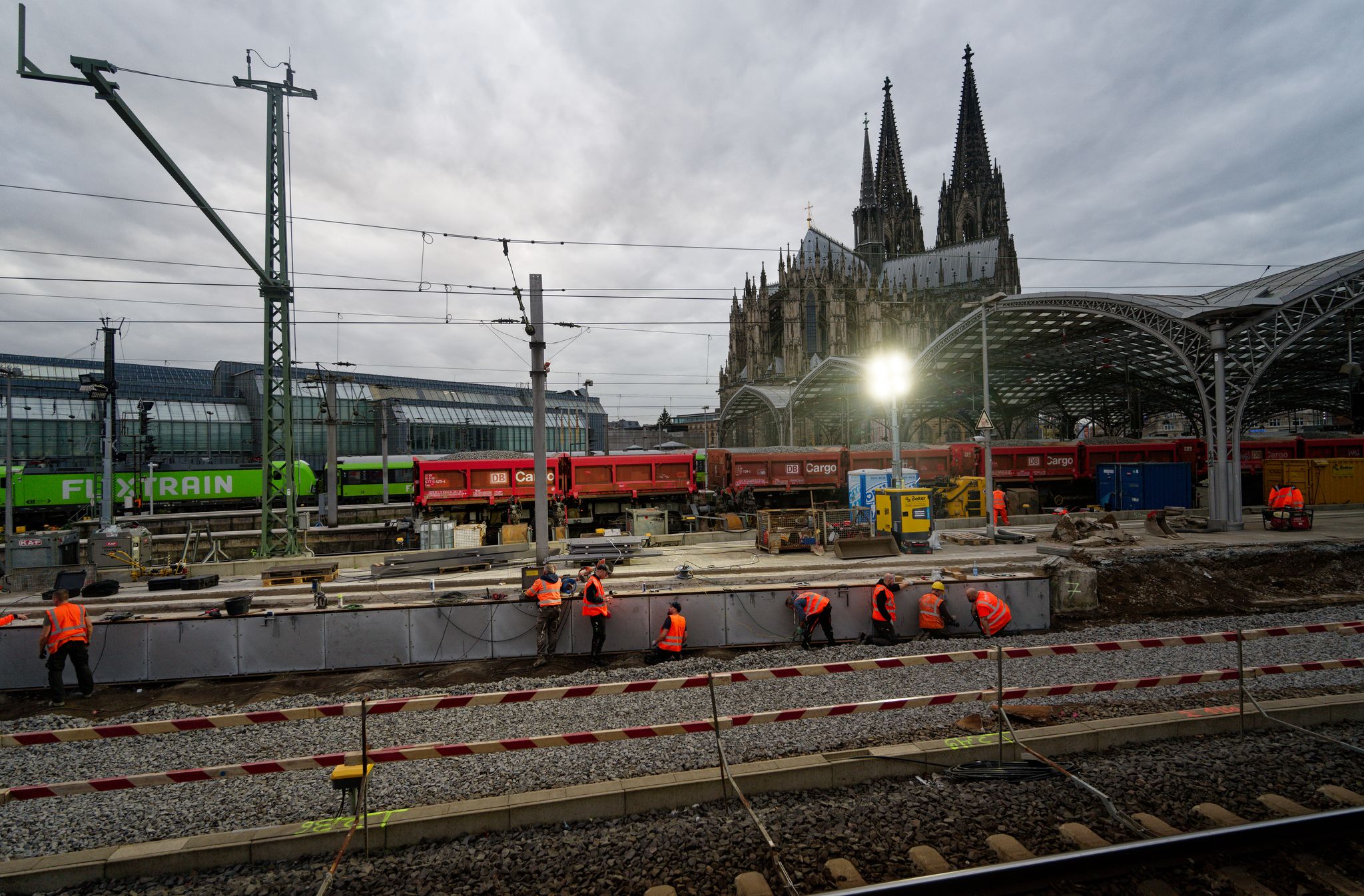 Zehn Tage lang sind Arbeiter nun an der Strecke rund um den Kölner Hauptbahnhof beschäftigt. Unter anderem werden Weichen und Oberleitungen erneuert.