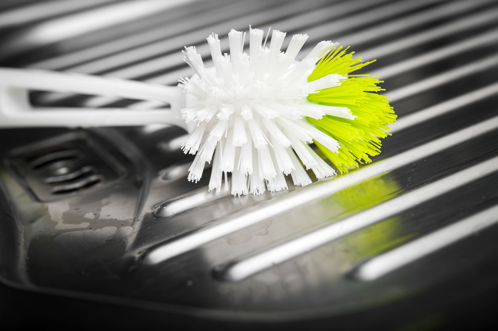 Spülbürsten bieten Keimen weniger Lebensraum: Nach dem Spülen trocknen die Borsten schneller als Schwämme.