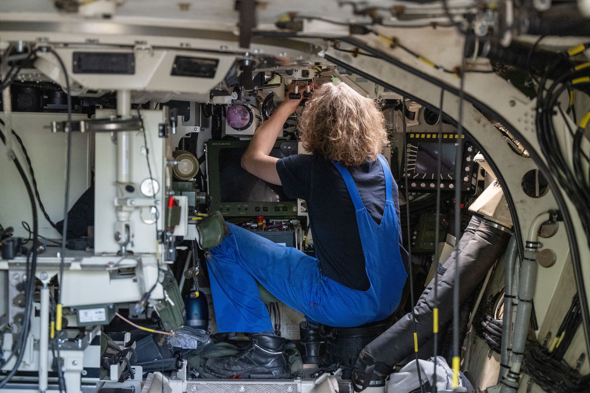 Der Personalbedarf in der Rüstungsindustrie ist in verschiedenen Bereichen groß. Besonders gute Chancen auf einen Job haben technische Spezialistinnen und Spezialisten, die an der Schnittstelle von Software, Hardware und Systemintegration arbeiten.