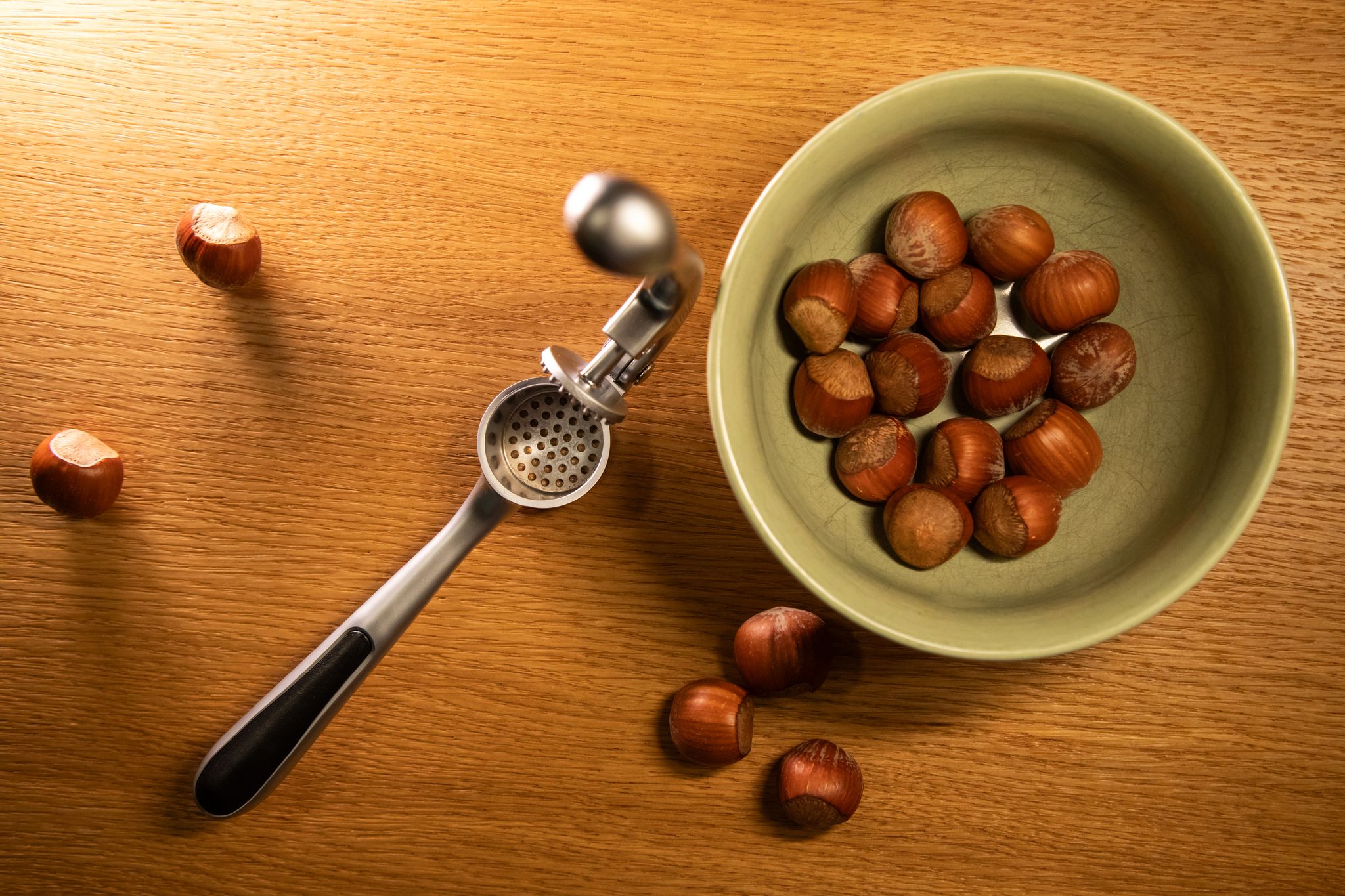 Lassen sich Haselnüsse auch mit einer Knoblauchpresse knacken?
