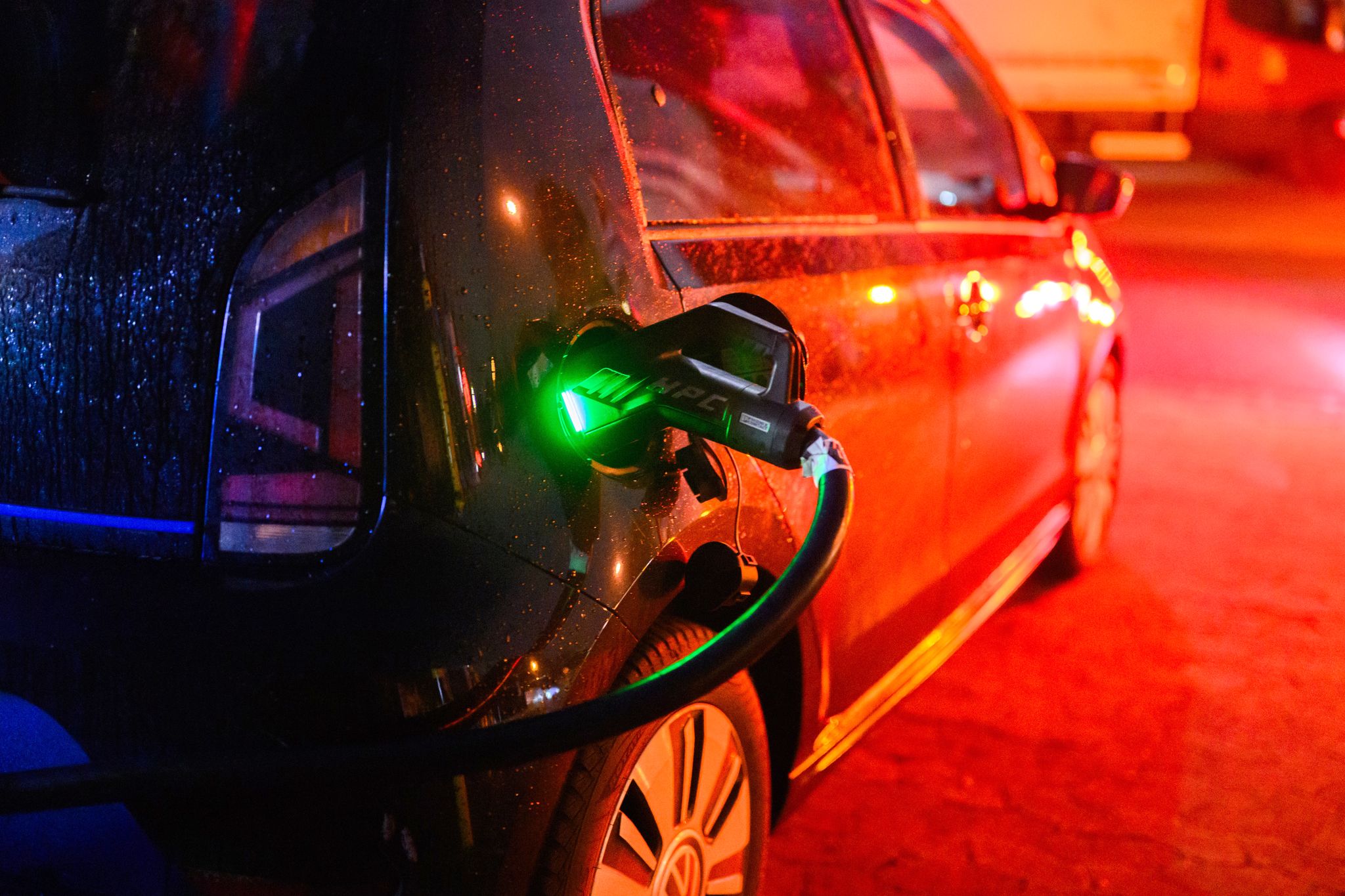 Nach der Streichung der Elektroauto-Kaufprämie Ende 2023 brachen die Verkaufszahlen von Elektrofahrzeugen an private Autofahrer ein; diese Phase ist laut HUK Coburg beendet. (Symbolbild)