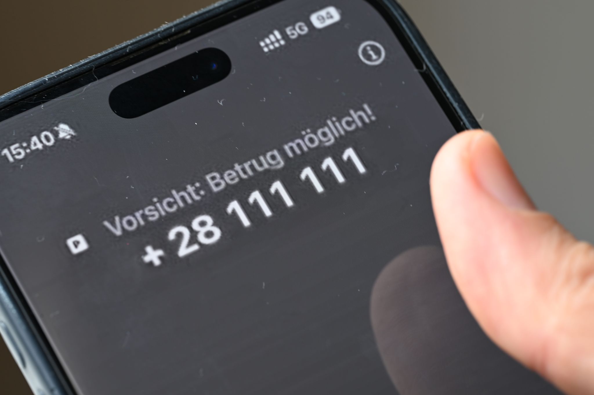 Besser nicht drangehen: Vodafone warnt bei einem Anruf vor einer möglichen Betrugsmasche, hier ein gestelltes Bild mit einer fiktiven Telefonnummer, die Vodafone nur zwischenzeitlich zu technischen Testzwecken geschaltet hatte.