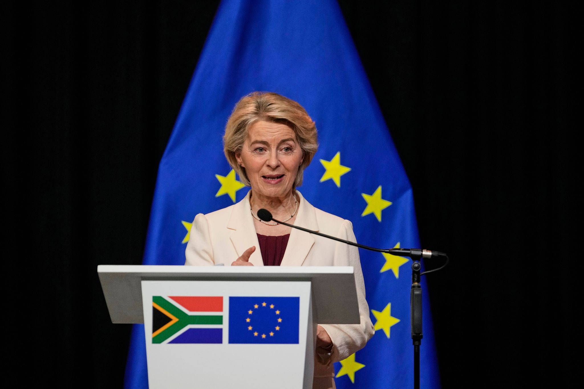 Will jetzt unter anderem mit dem ukrainischen Präsidenten Wolodymyr Selenskyj sprechen: EU-Kommissionspräsidentin Ursula von der Leyen. (Archivbild)