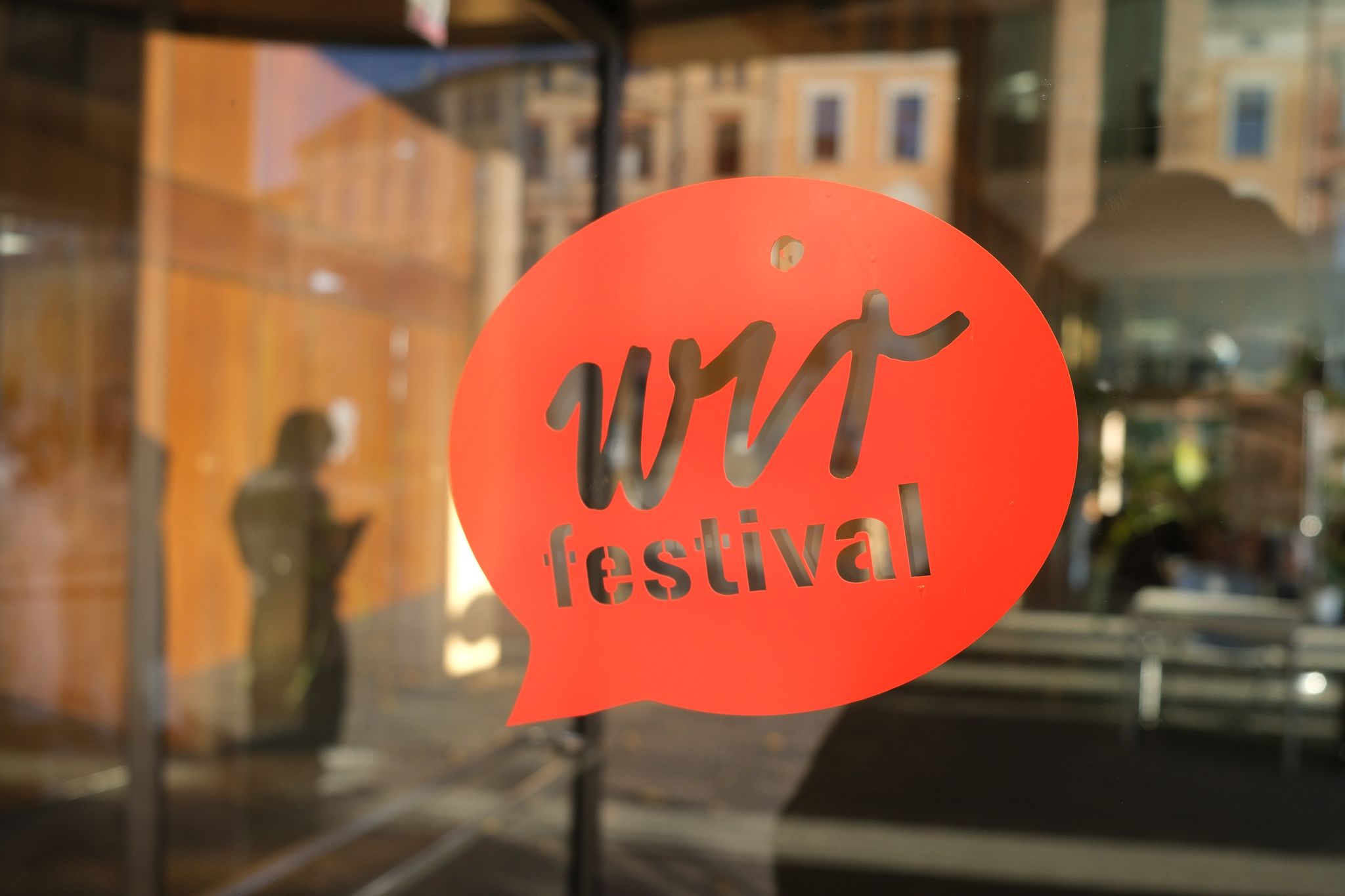 «Wir Festival» ist an der Tür eines Hörsaalgebäudes der Martin-Luther-Universität Halle zu lesen.