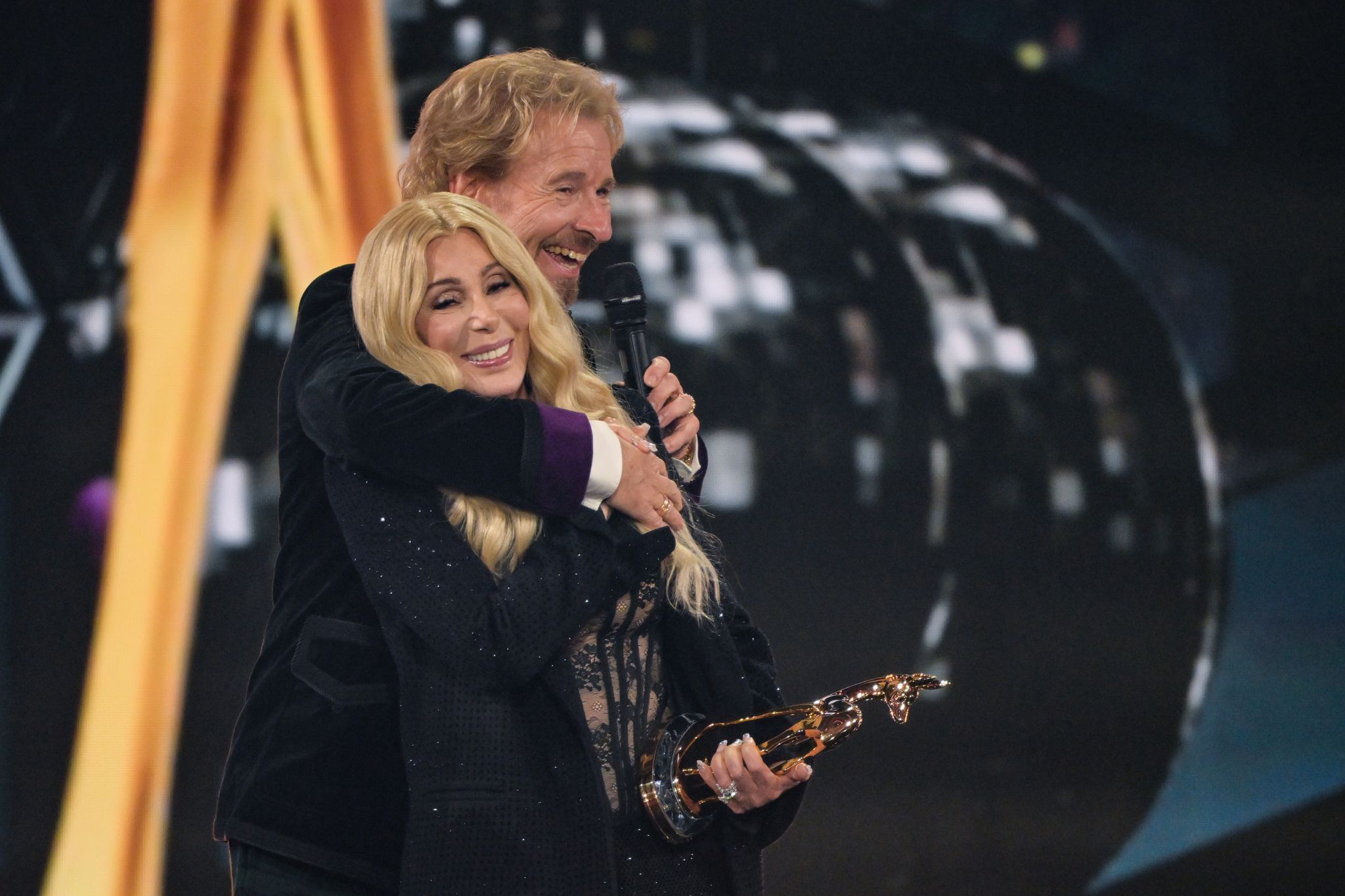 Gottschalk (75) umarmte Cher (79) auf der Bühne.