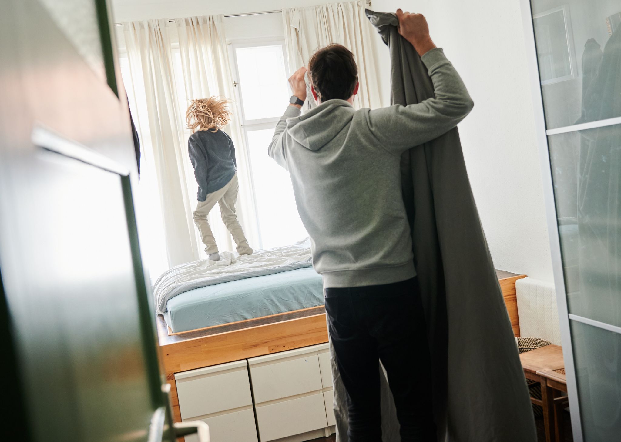 Im Wechselmodell teilen sich Eltern Betreuung und Unterhaltsverantwortung: Der Barunterhalt wird nach Einkommen und Betreuungsanteil berechnet.