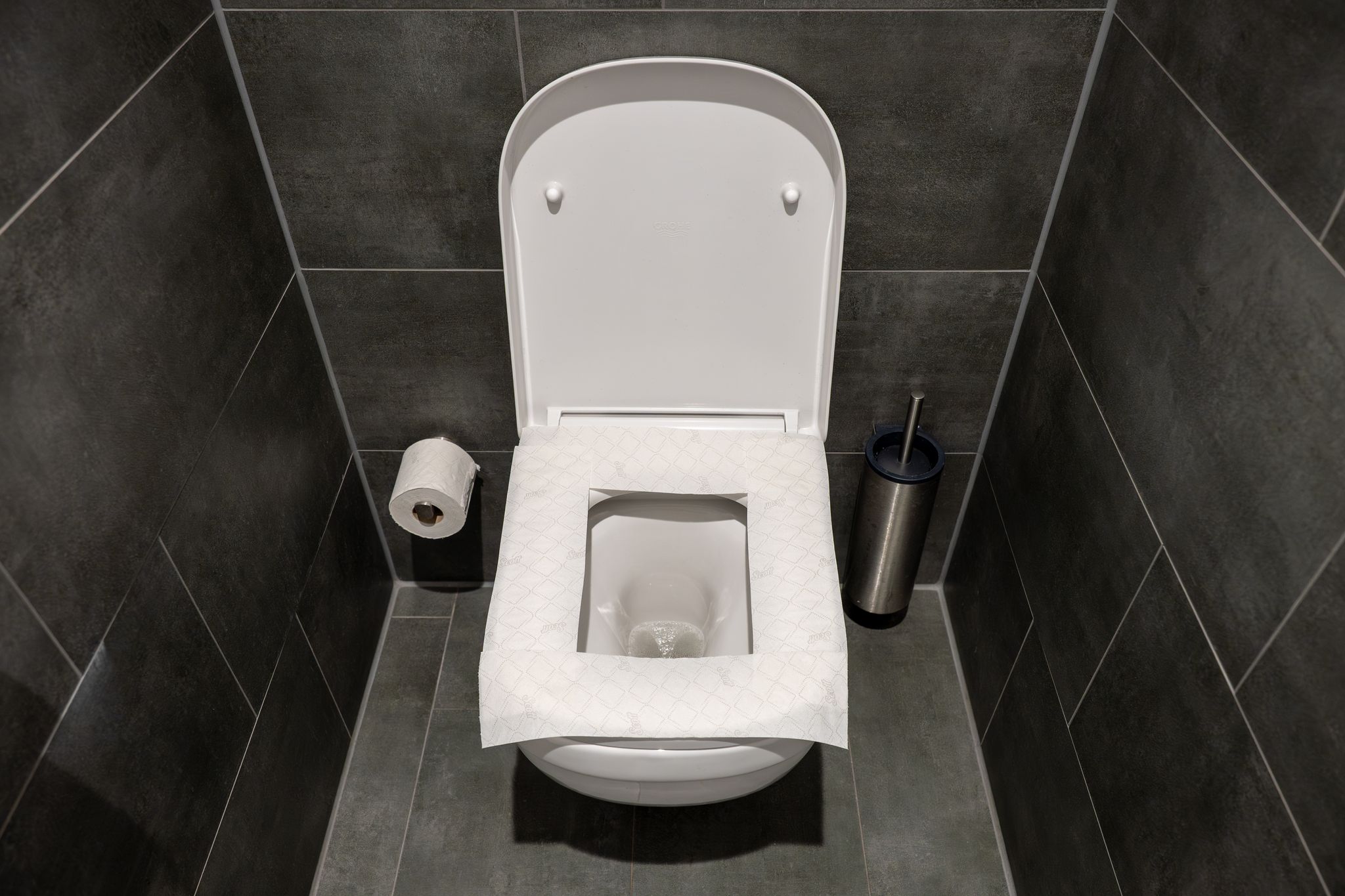 Kann nach hinten losgehen: Die Klobrille mit Toilettenpapier auszulegen, ist keine gute Idee, sagt ein Hygiene-Professor.