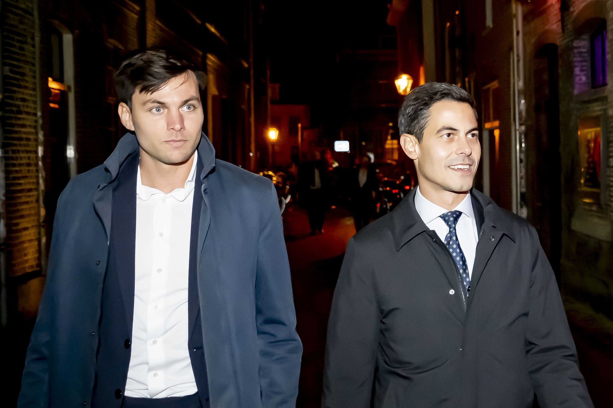 Rob Jetten (r), Vorsitzender der Partei D66, trat am Wahlabend mit seinem Verlobten Nicolás Keenan auf.