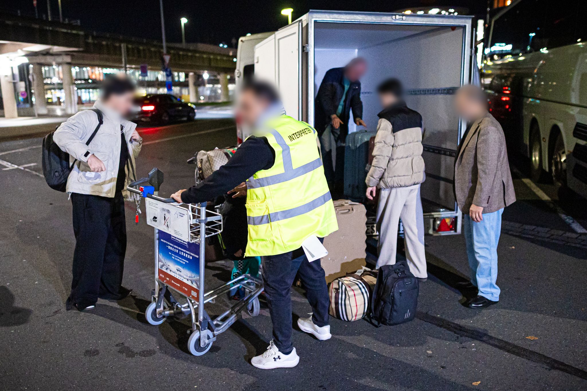 Afghaninnen und Afghanen bei ihrer Ankunft in Hannover. (Archivbild)