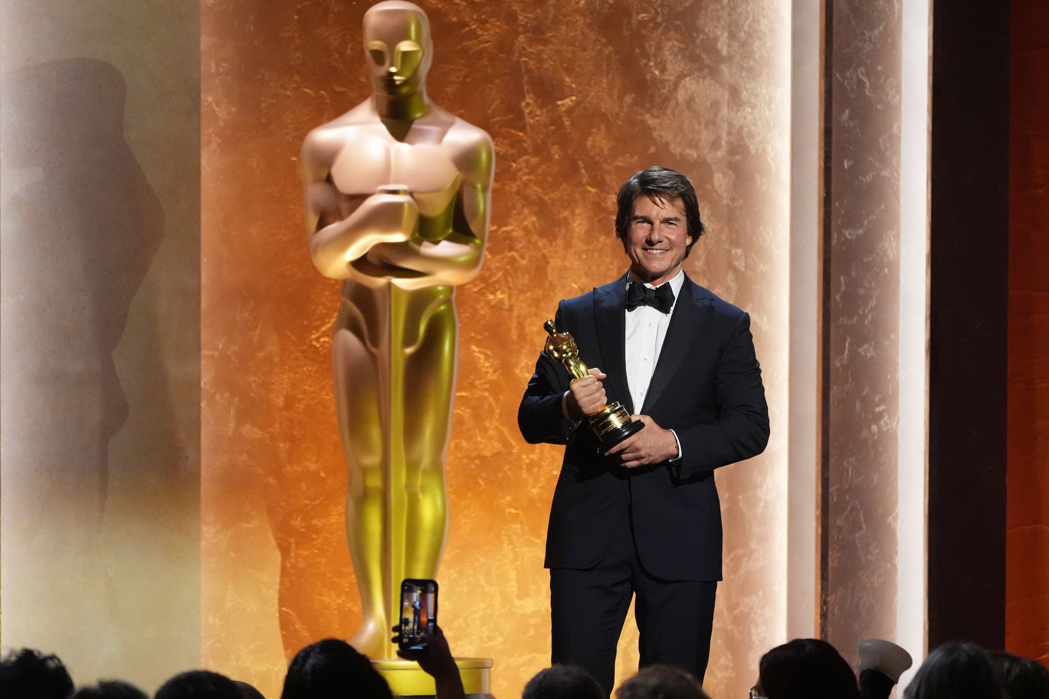 Tom Cruise freut sich über seine erste Oscar-Trophäe.