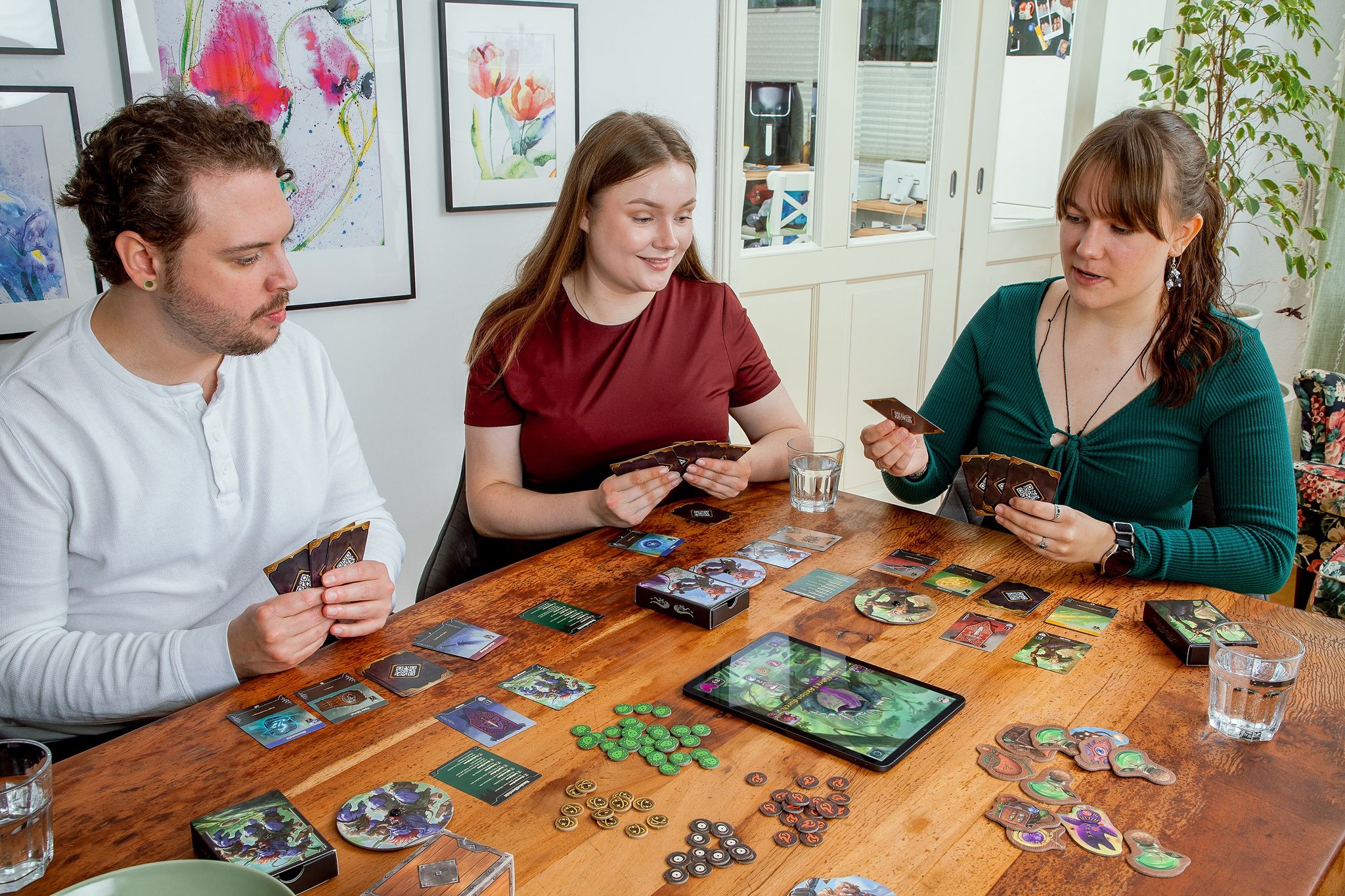 Bei Spiel «Boss Fighters QR» trifft ein klassisches Kartendeckbauspiel auf eine App, die mittels QR-Codes auf den Karten auf die Entscheidungen am Tisch reagiert. Ziel ist es, als Team nacheinander verschiedene Monster zu besiegen.