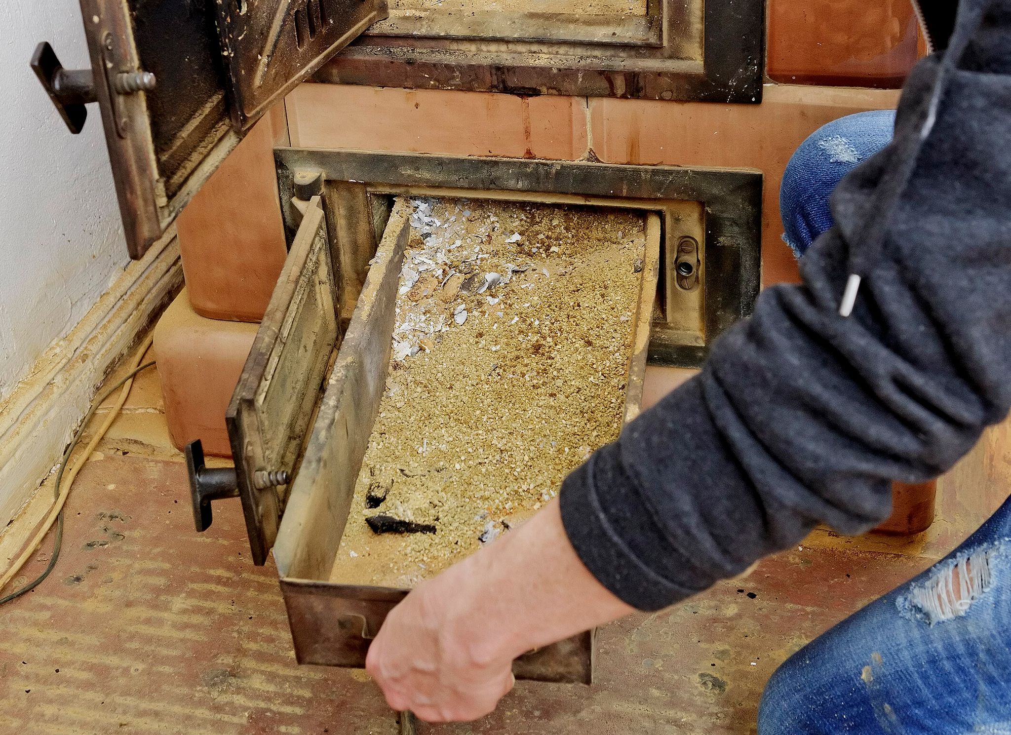 Vor dem Entsorgen muss die Asche vollständig erkaltet sein: Glutnester können noch Tage später Brände verursachen.