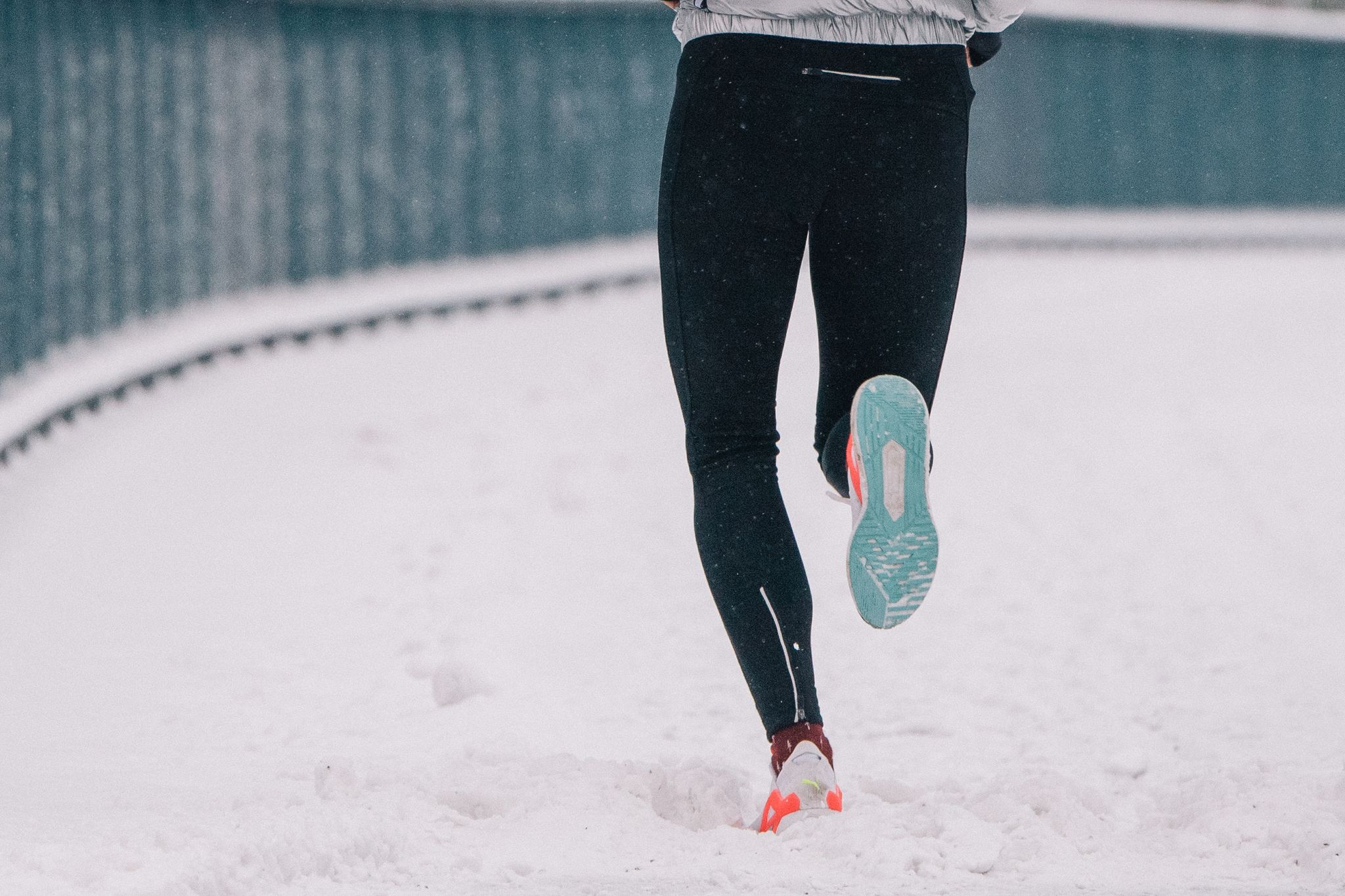 Joggen bei winterlichen Temperaturen ist möglich: Erst ab minus 10 Grad oder bei Glätte sollte das Training besser pausieren oder nach drinnen verlegt werden.