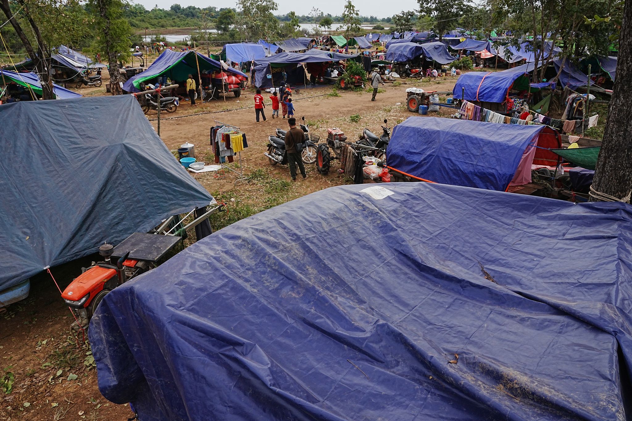 Evakuierte Menschen in der kambodschanischen Provinz Oddar Meanchey, wo sie auf einem Schulgelände vor den Kämpfen zwischen Thailand und Kambodscha Zuflucht suchen. (Archivbild)