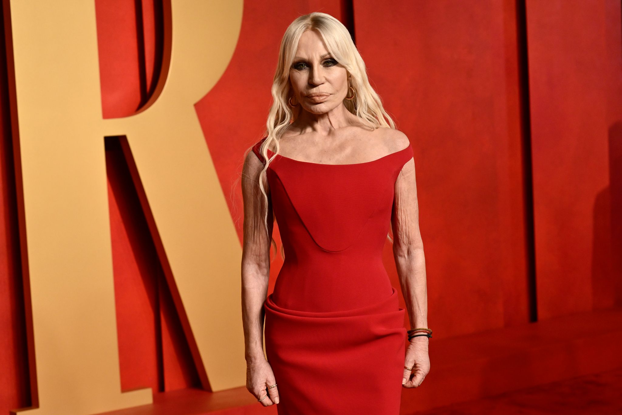 Prada hat Versace komplett übernommen. Hier die frühere Konzernchefin Donatella Versace. (Archivbild)