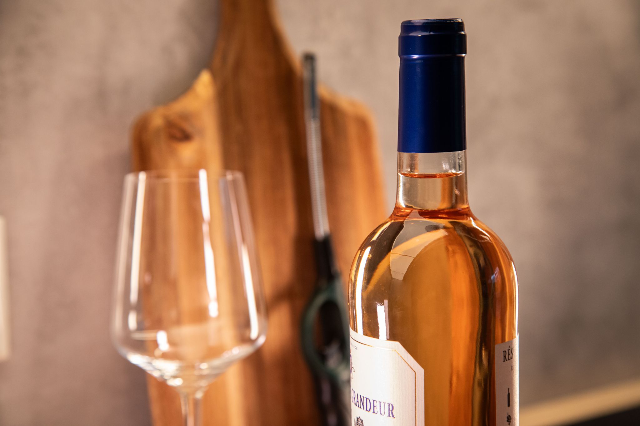 Lässt sich eine Weinflasche mit Hilfe eines Feuerzeugs öffnen?