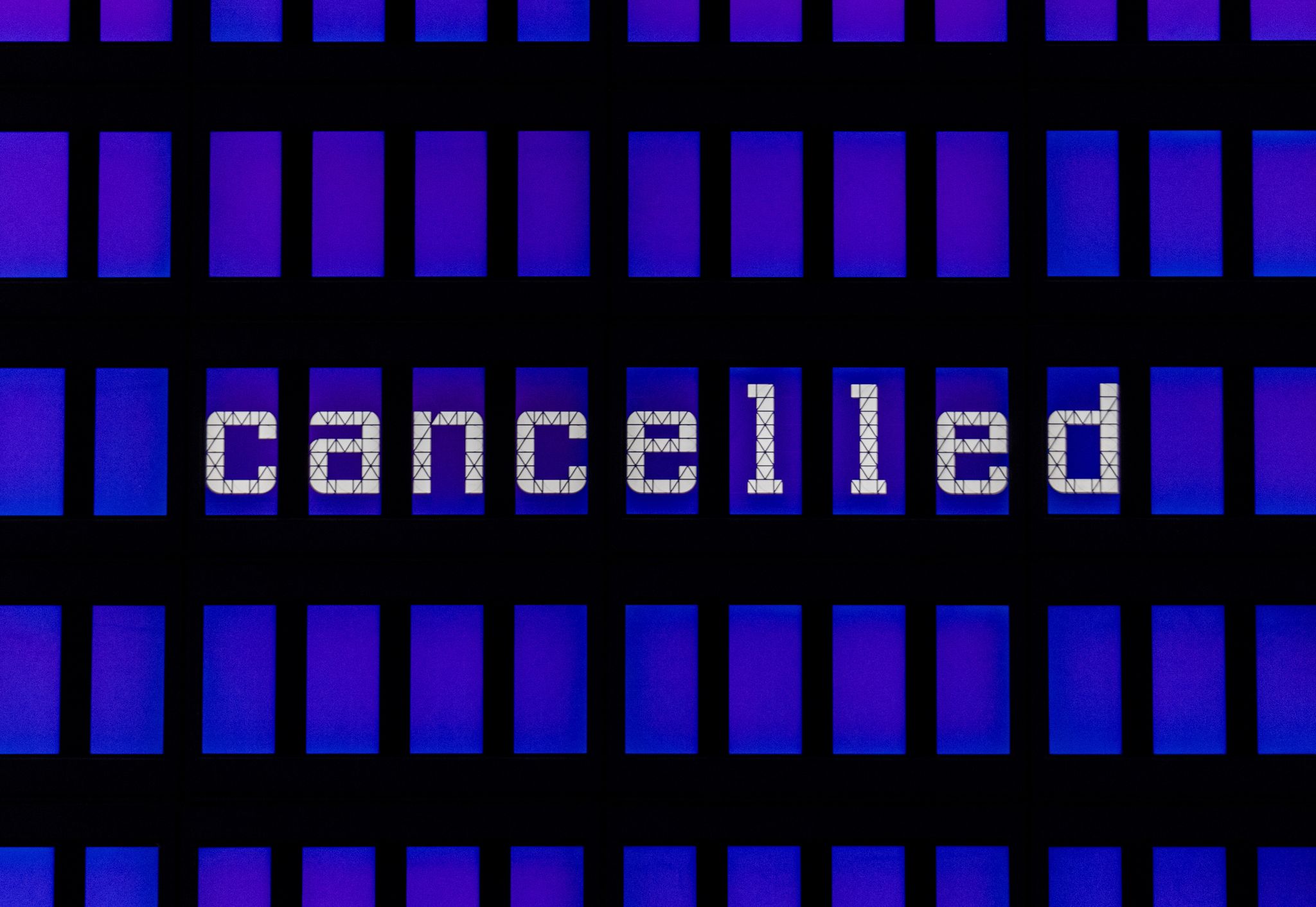 Flugabsagen können Reisepläne durchkreuzen, Urlauber haben dann bestimmte Erstattungsansprüche.