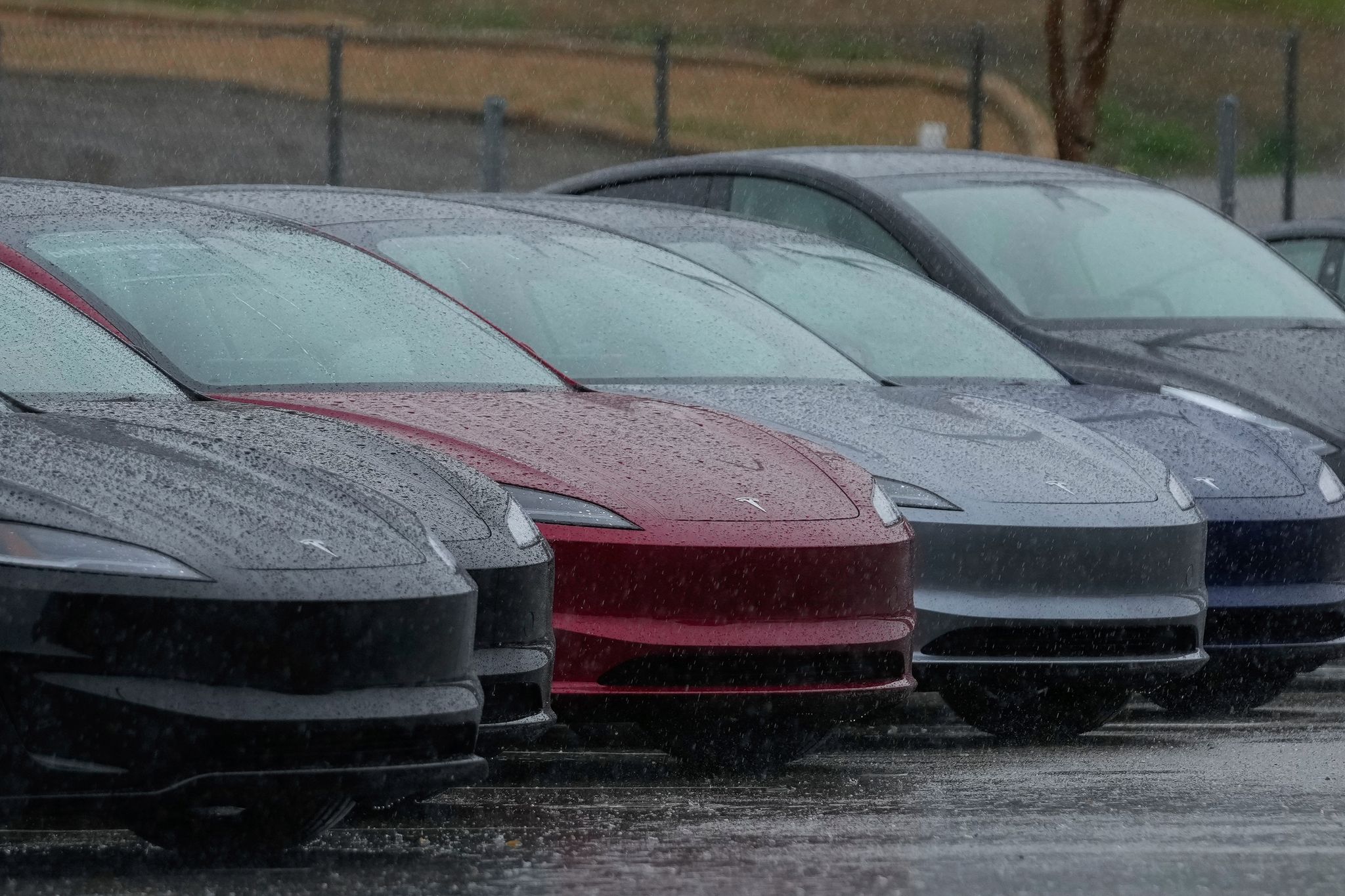 Um den Namen von Teslas Assistenzsystem «Autopilot» gibt es schon lange Streit. (Archivbild)