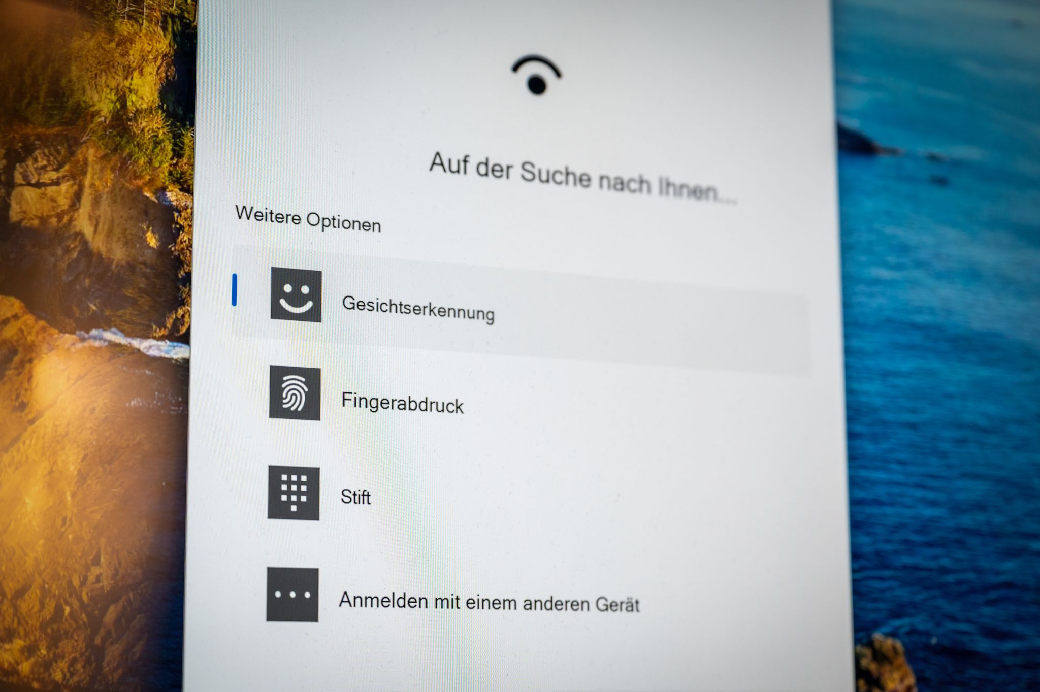 Passwortloses Anmelden mit Passkeys in Windows 11 läuft über die bekannte Anmeldeoberfläche Hello mit Gesichtserkennung, Fingerabdruckscan oder PIN - und neuerdings auch in Kooperation mit Passwortmanagern von Drittanbietern, in denen die Passkeys lagern.
