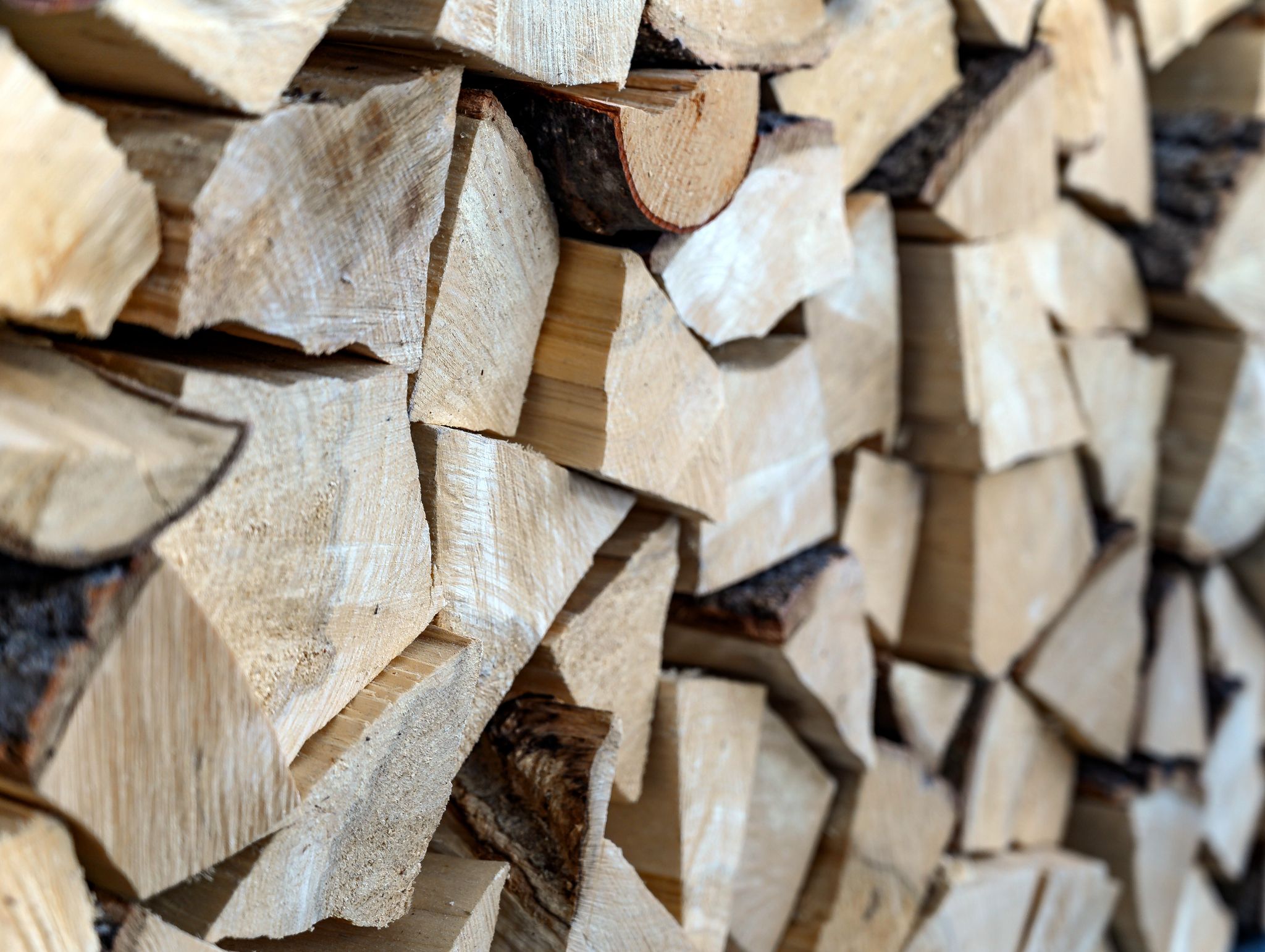 Trockenes, gespaltenes Holz mit weniger als 20 Prozent Feuchtigkeit ist ideales Feuerholz für Ofen und Kamin.