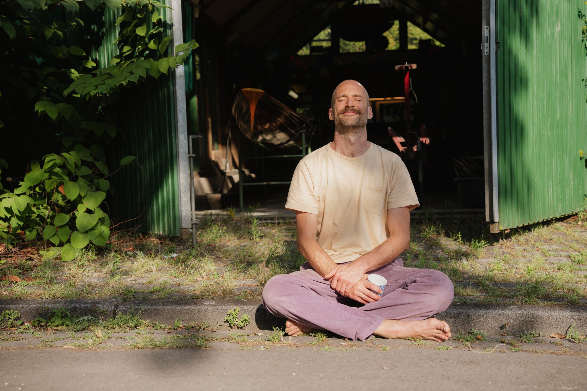 Auch wenn erst mal das Gedankenkarussell anspringt: Als konzentrative Übung hilft Meditation dabei, innerlich zur Ruhe zu kommen.