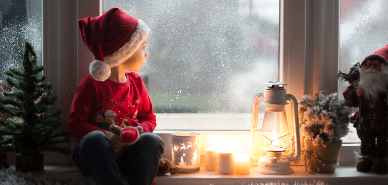 Foto: tatyana_tomsickova/iStock Weihnachten warten Junge
