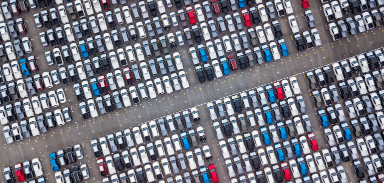 Foto: AvigatorPhotographer/iStock Luftbild Neuwagen Parken zum Verkauf Lager Lot Reihe, Neuwagen Händler Inventar Import Export Geschäft kommerzielle globale, Automobil-und Automobilindustrie Vertrieb logistischen Transport weltweit.