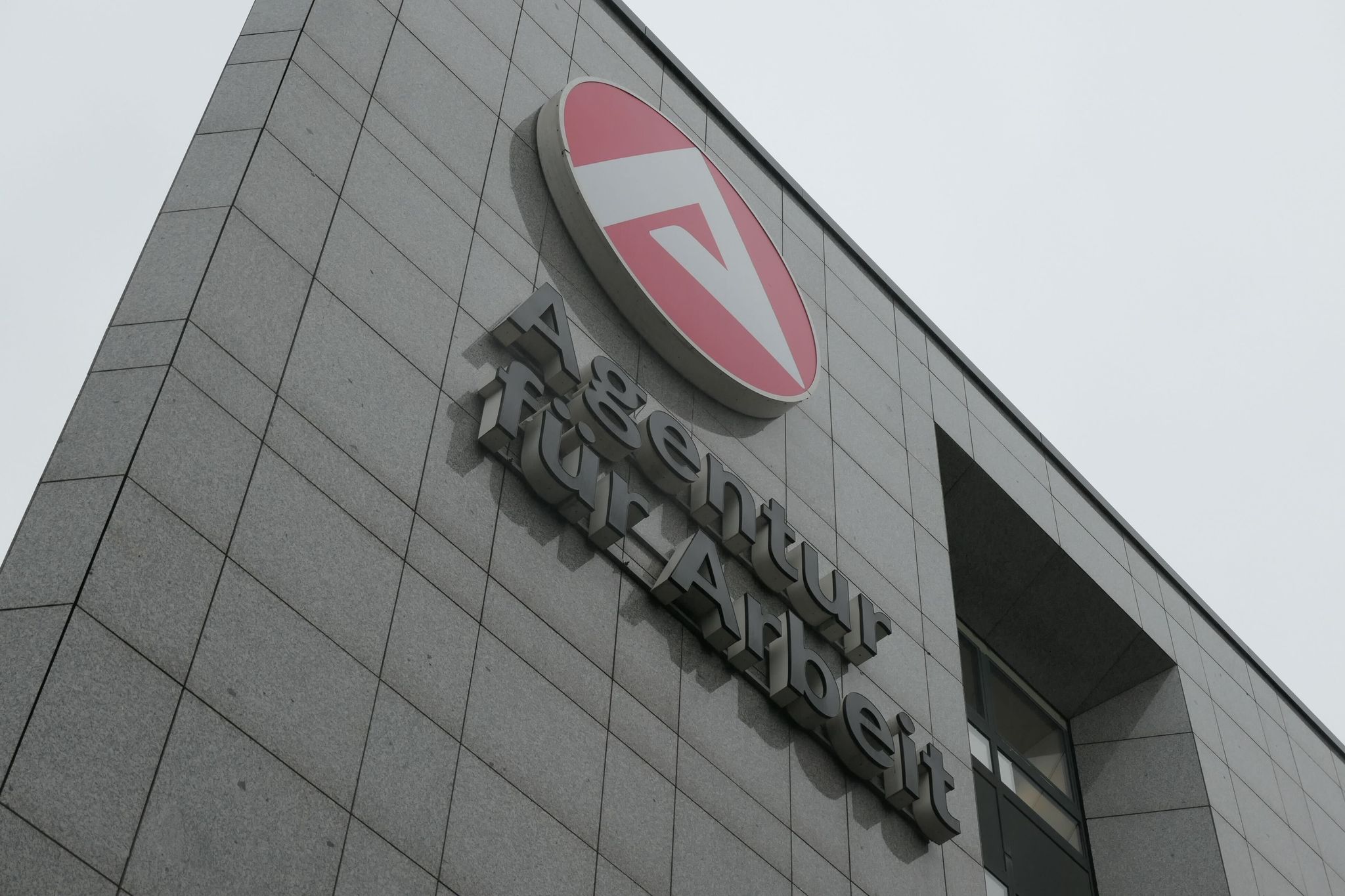 Mit Hilfe und Härte sollen die Behörden den Hilfebeziehenden begegnen. (Archivfoto)