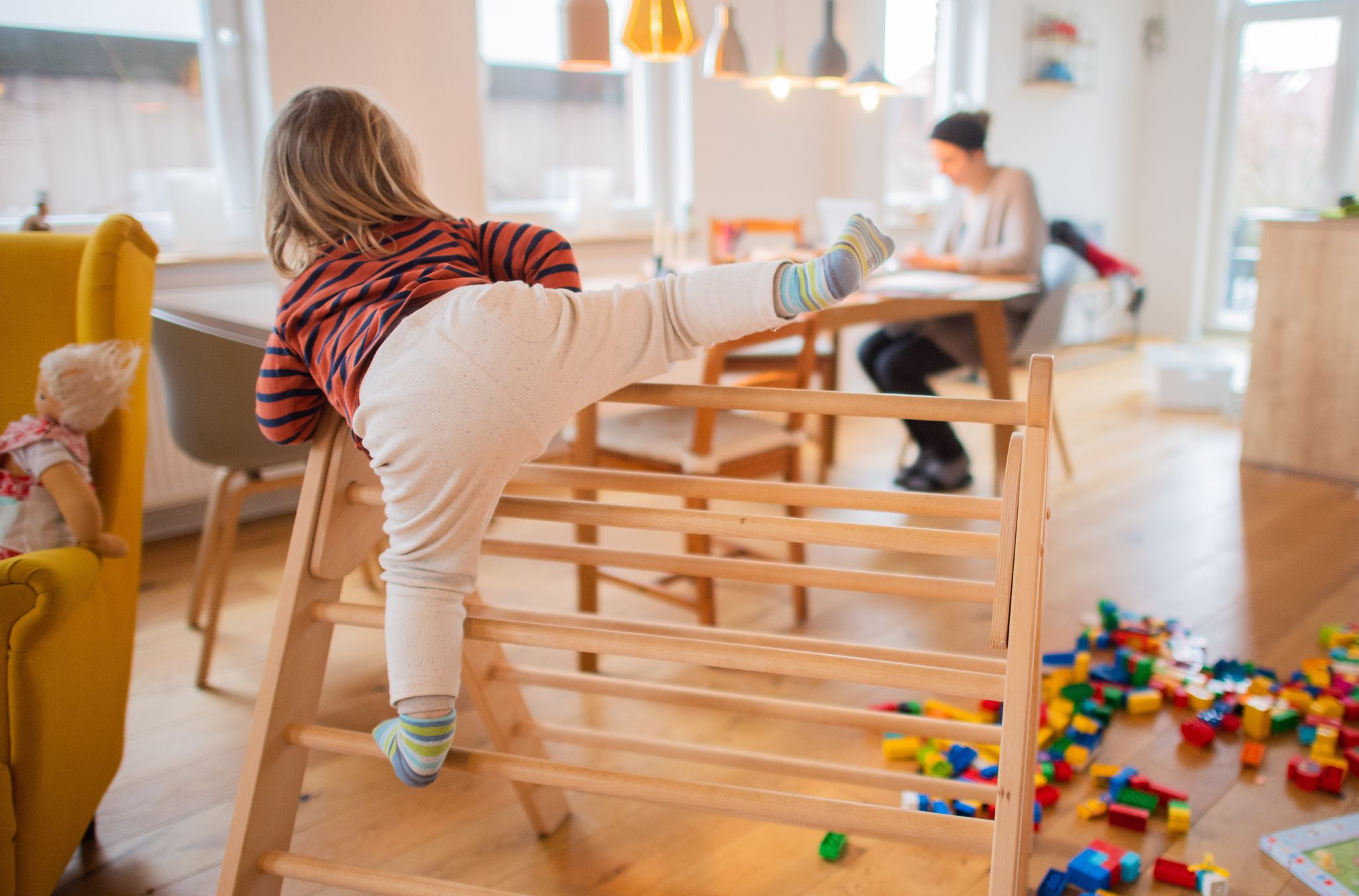 Das Wohnzimmer kann tagsüber Spielfläche und abends Rückzugsort sein: Flexible Raumgestaltung hilft, die Bedürfnisse von Kindern und Eltern zu vereinen.