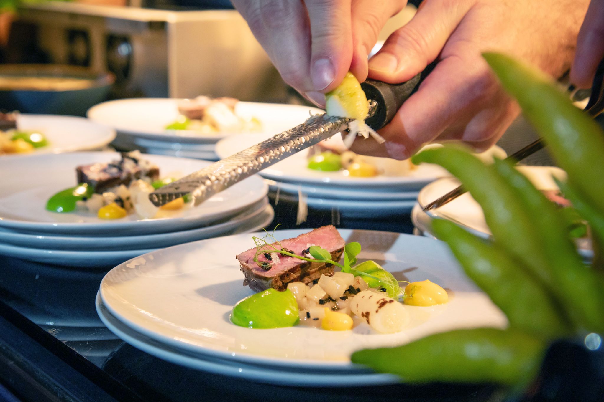 Um den Teller zusätzlich zu dekorieren, funktionieren Zitronenzesten wunderbar. Es können aber auch gehackte Nüsse, gehobelter Parmesan, grobes Meersalz oder gemahlener Pfeffer sein.
