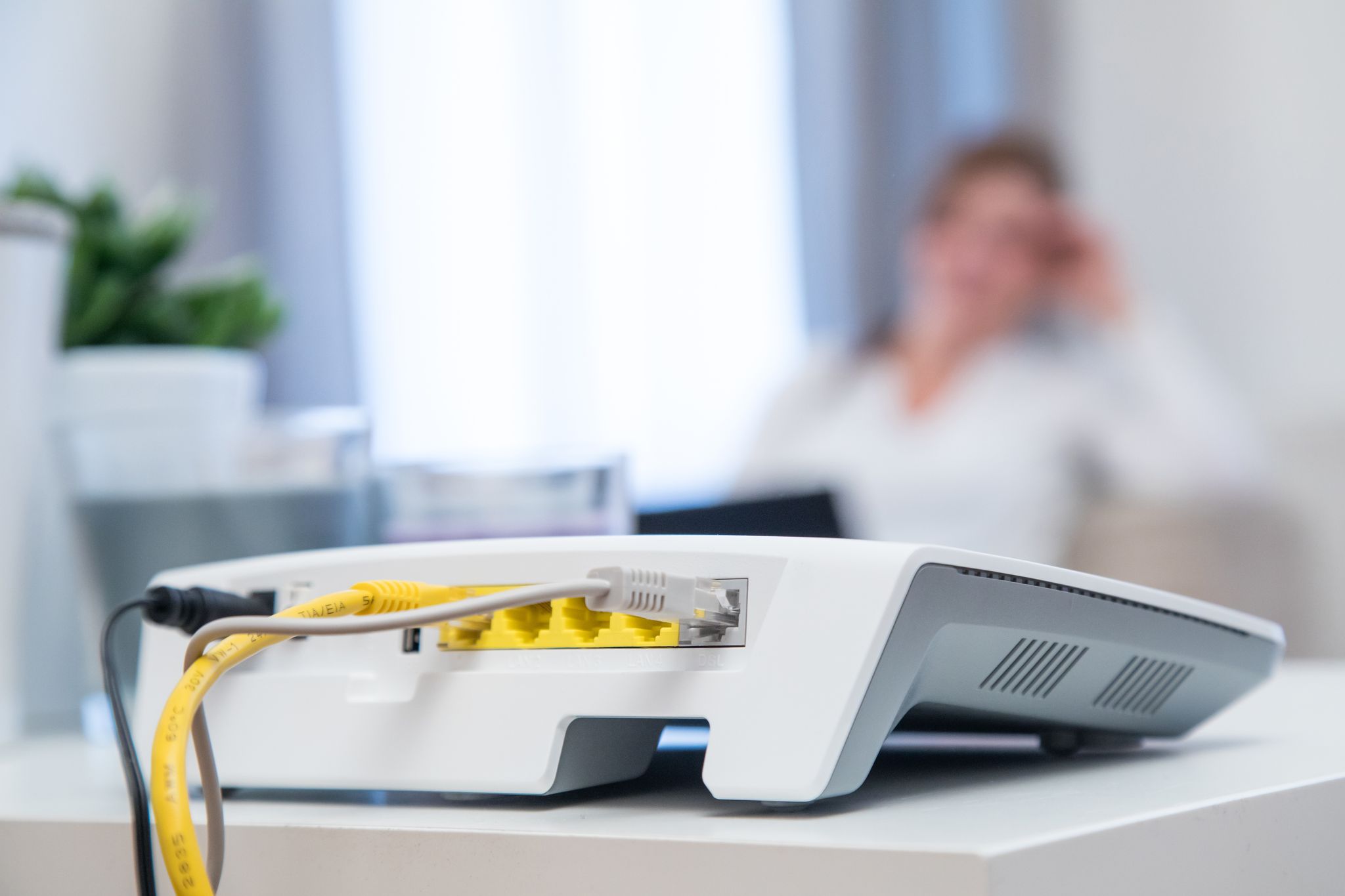 Kommt der Glasfaseranschluss, kann der alte Router (Bild) oft stehen bleiben, wenn er mit einem neuen Modem verbunden wird.