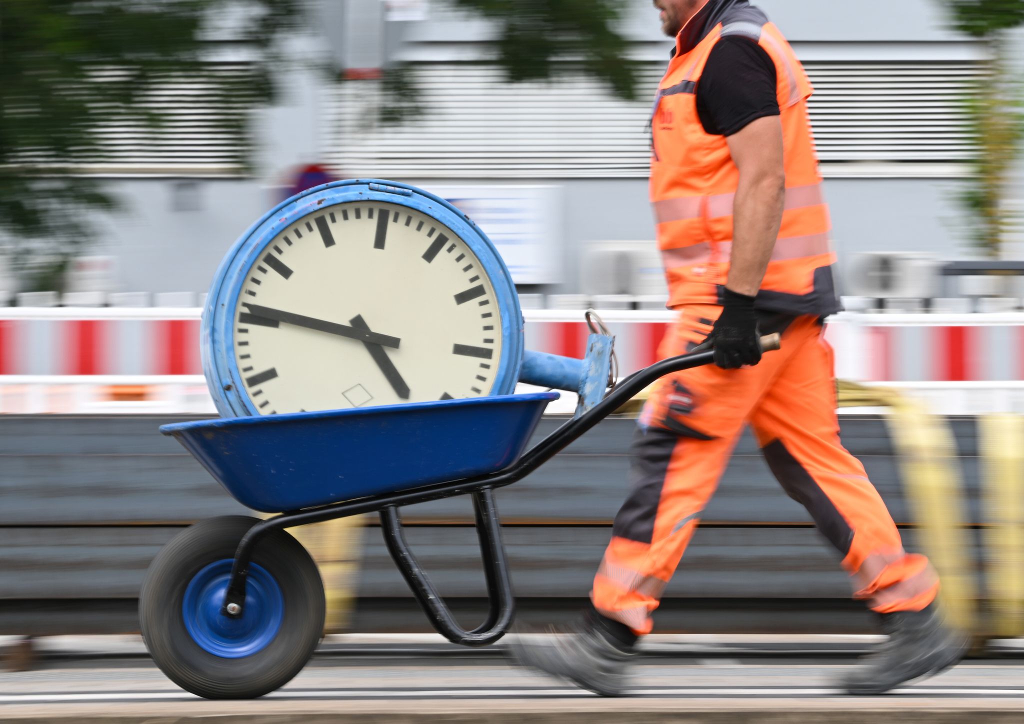Immer wieder wird über die Arbeitszeit und auch die Abschaffung von Arbeitstagen diskutiert. (Symbolbild)