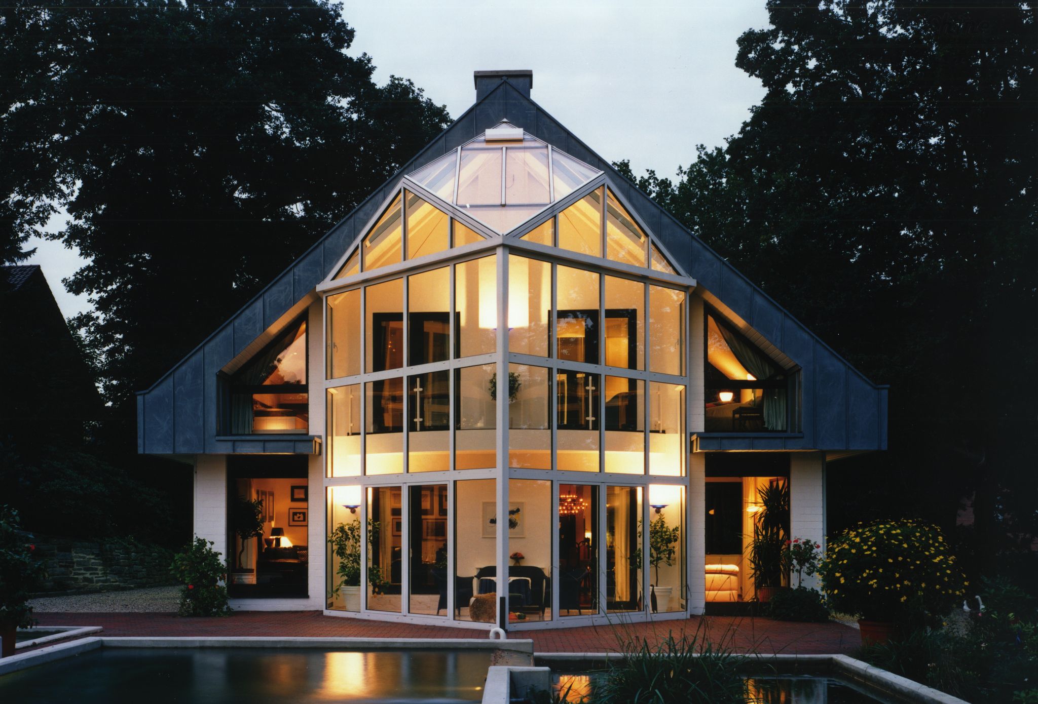 Wichtig bei der Beleuchtung von Wintergärten: Leuchten so platzieren, dass man nicht durch Spiegelungen stark geblendet wird.