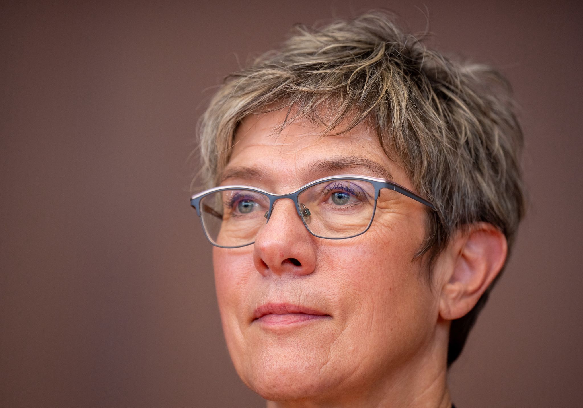Annegret Kramp-Karrenbauer hat sich in einer Kampfabstimmung durchgesetzt.