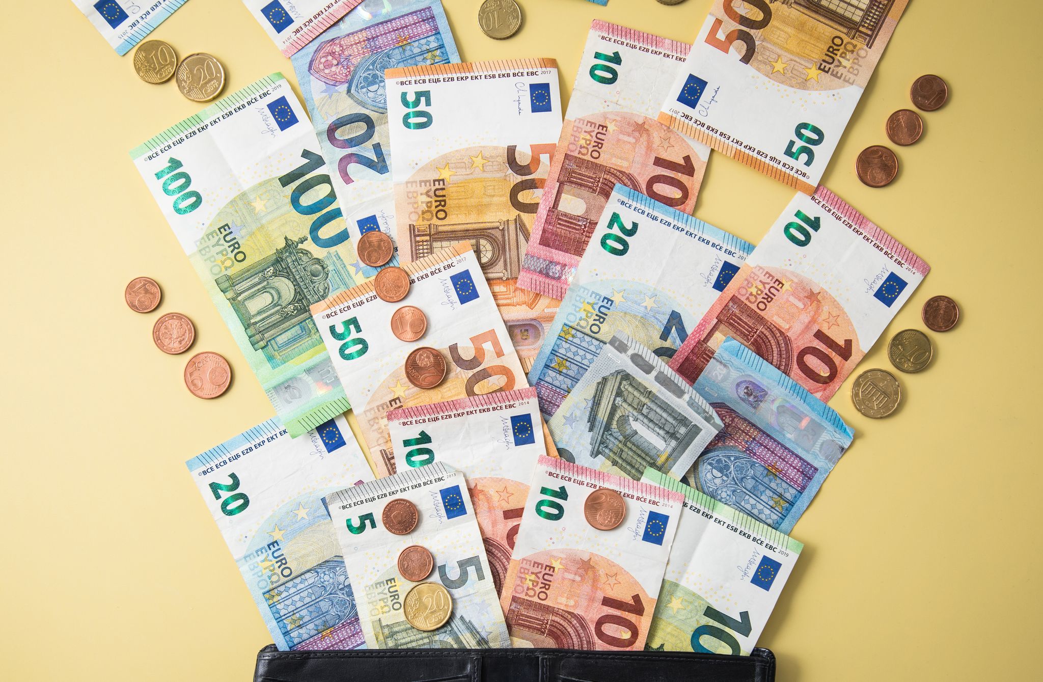 Regelmäßig mehr Geld? In vielen Fällen müssen Beschäftigte dafür eigenständig mit dem Arbeitgeber verhandeln.