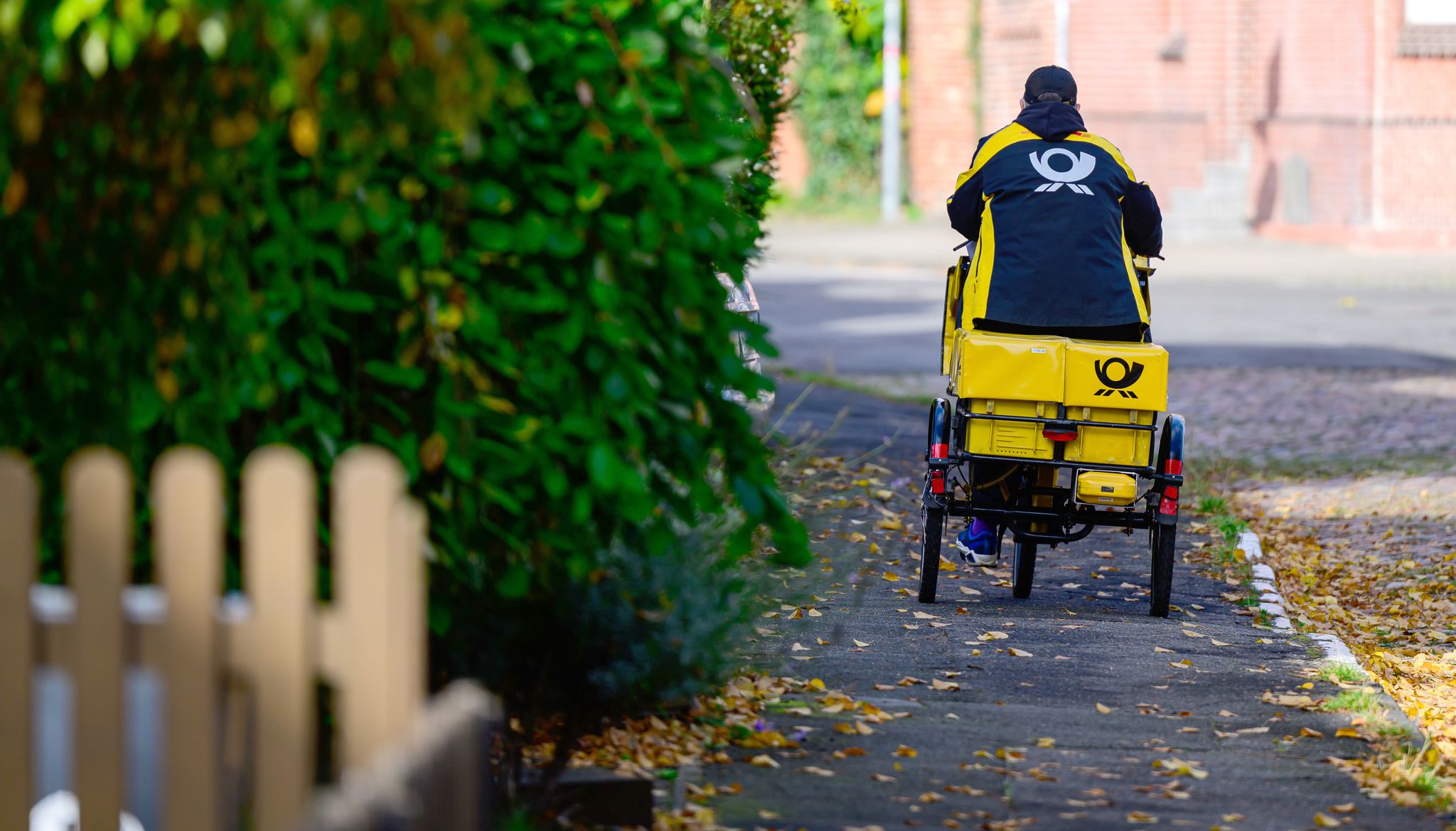 Ein Briefträger bei der Arbeit.