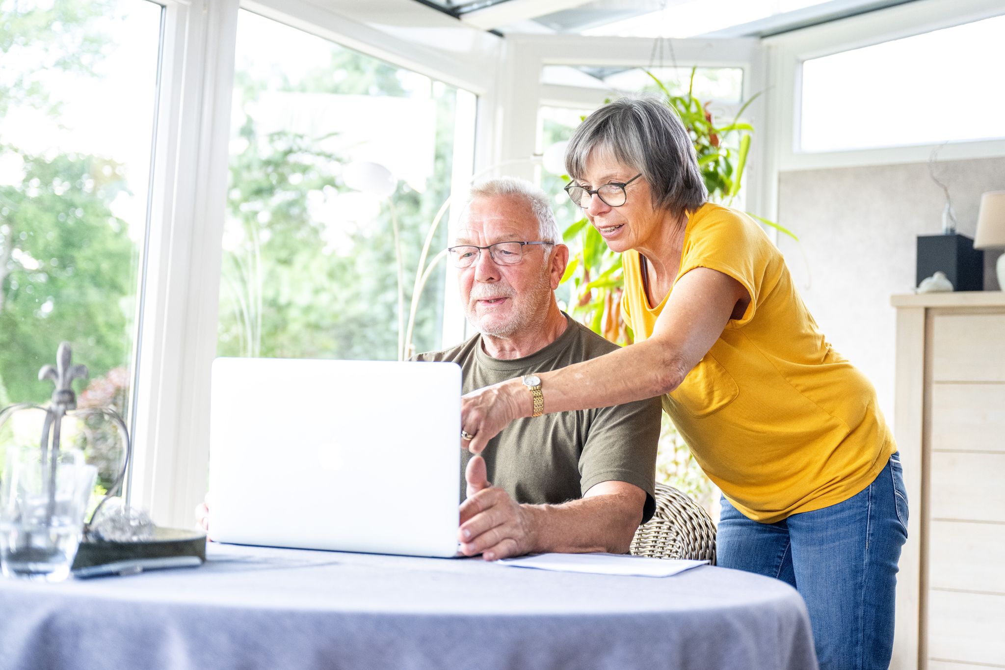 Nicht vorschnell kündigen: Wer seinen Riester-Vertrag pausiert, schützt sein Geld und die Zulagen.