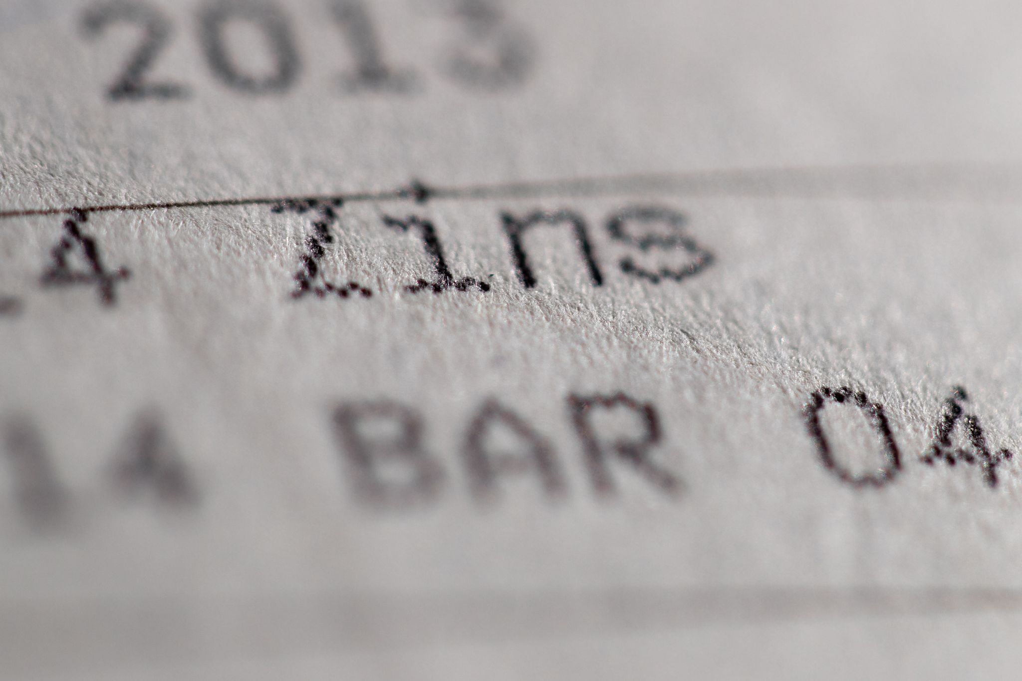 Der Abwärtstrend ist gestoppt, aber die Inflation schlagen Sparerinnen und Sparer mit Fest- und Tagesgeldangeboten nach wie vor in der Regel nicht. (Symbolbild)