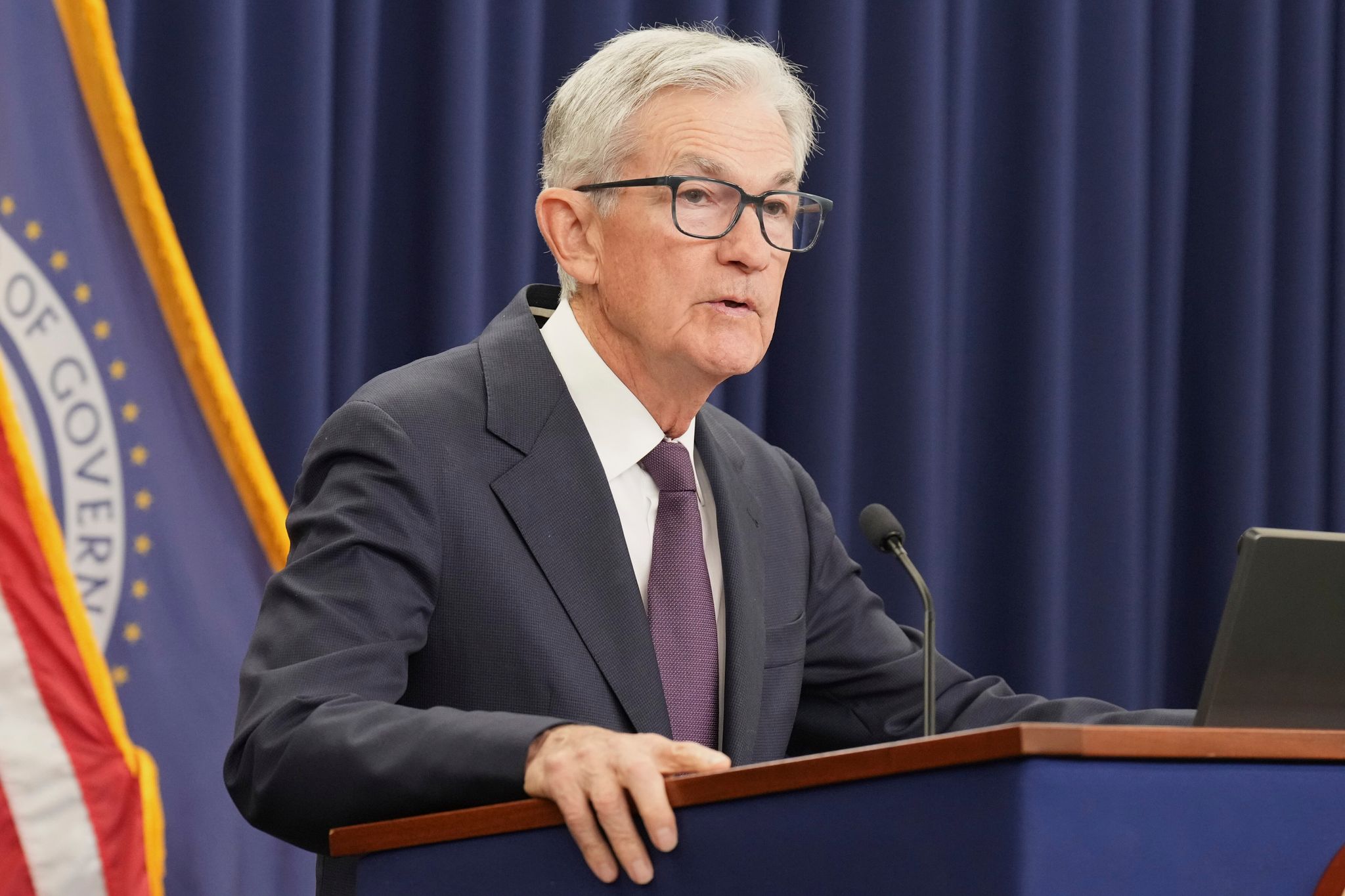 Die US-Notenbank Federal Reserve um den Vorsitzenden Jerome Powell hat erneut den Leitzins gesenkt. (Archivbild)