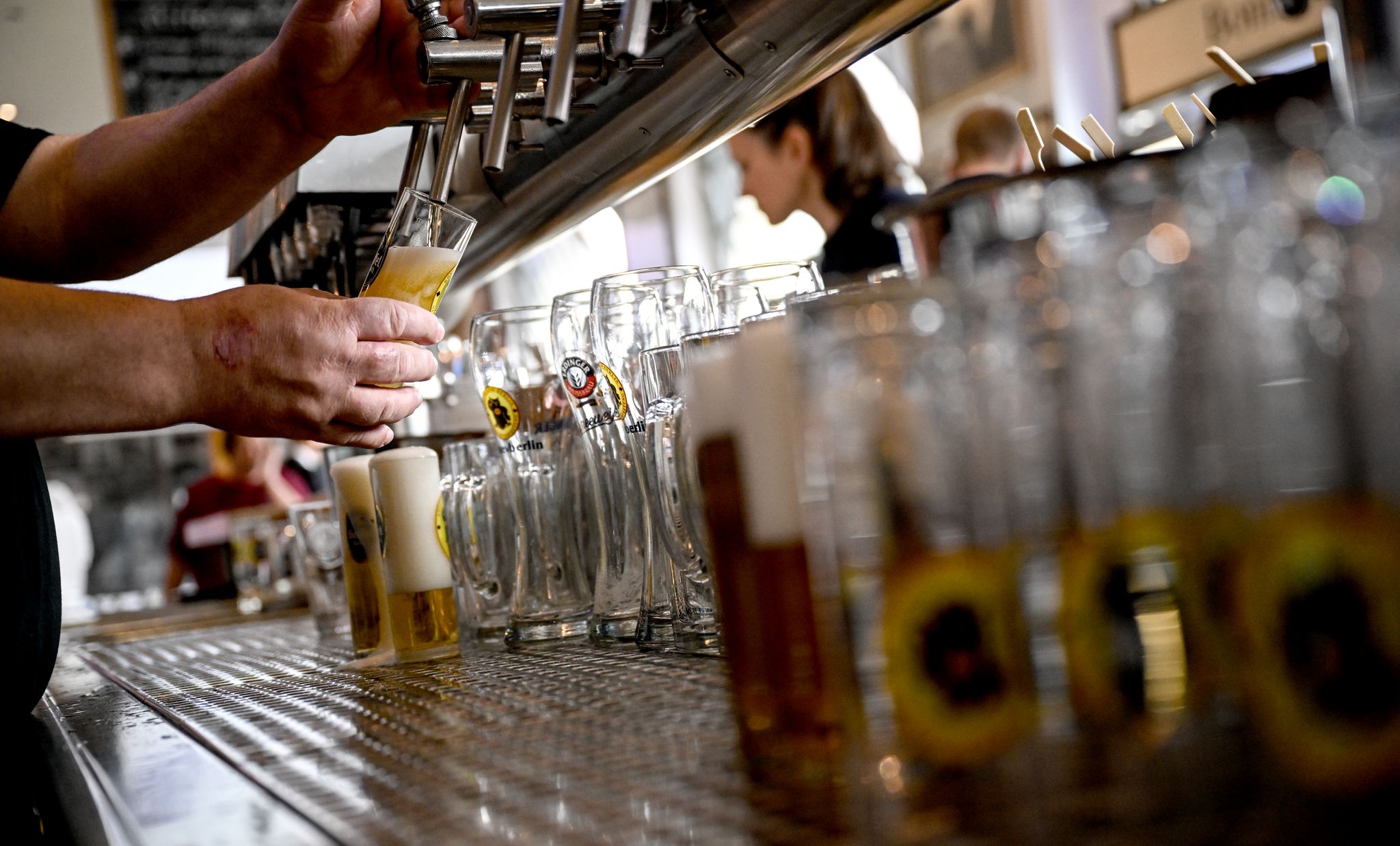 Die Gastronomie sieht sich von der Mindestlohnerhöhung besonders betroffen. (Archivbild)