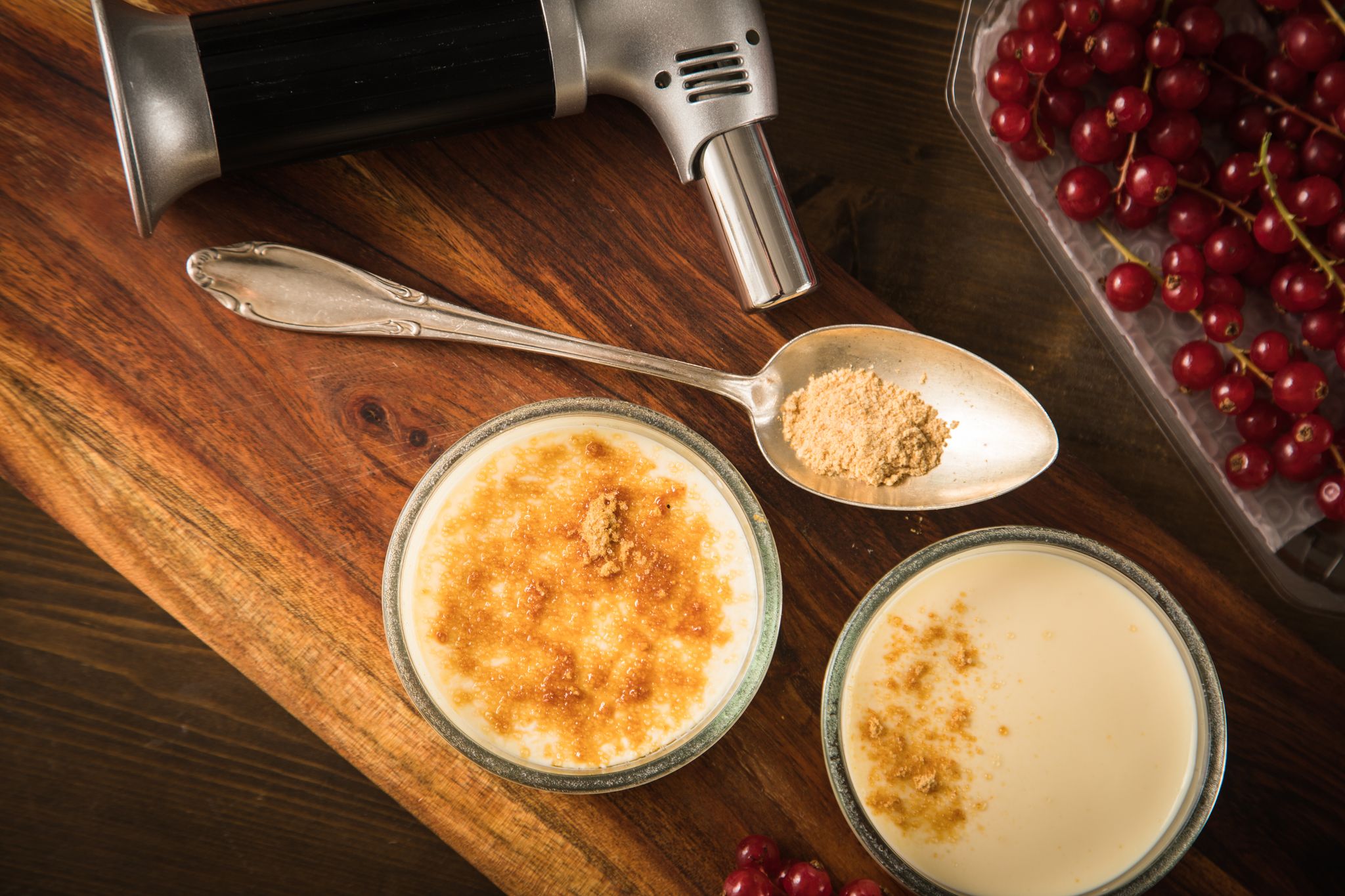 Für eine Crème brûlée ist der Flambierbrenner ein Muss. Nur so erzeilt man eine schöne goldbraune und krachend-knusprige Karamellschicht.