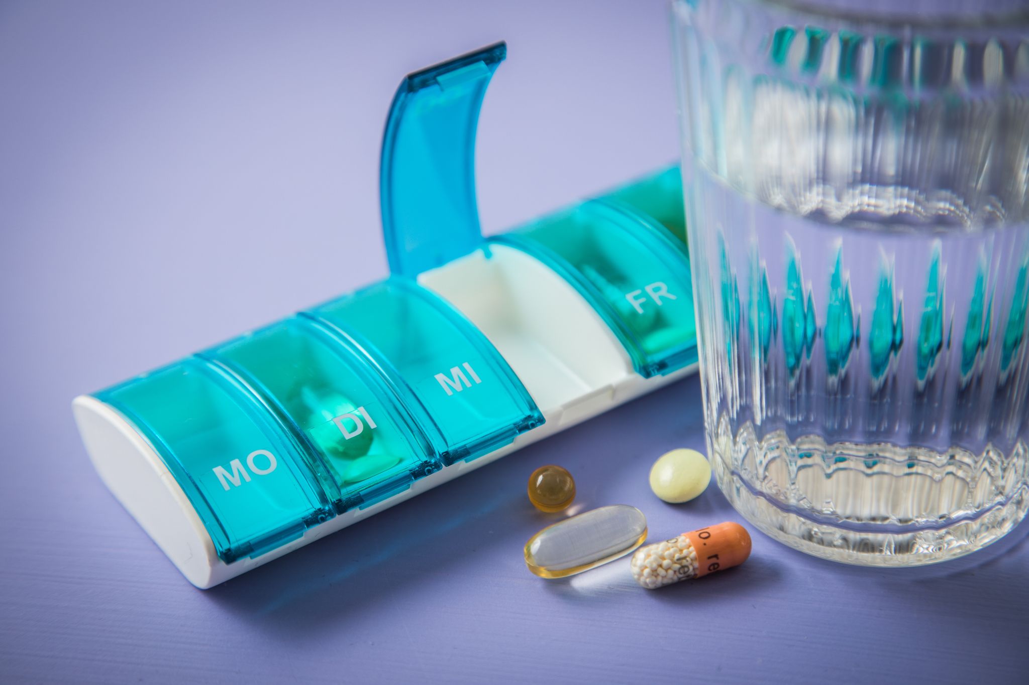 Manche Menschen tun sich schwer beim Schlucken von Tabletten: Ein paar Tricks können helfen und das Einnehmen deutlich erleichtern.