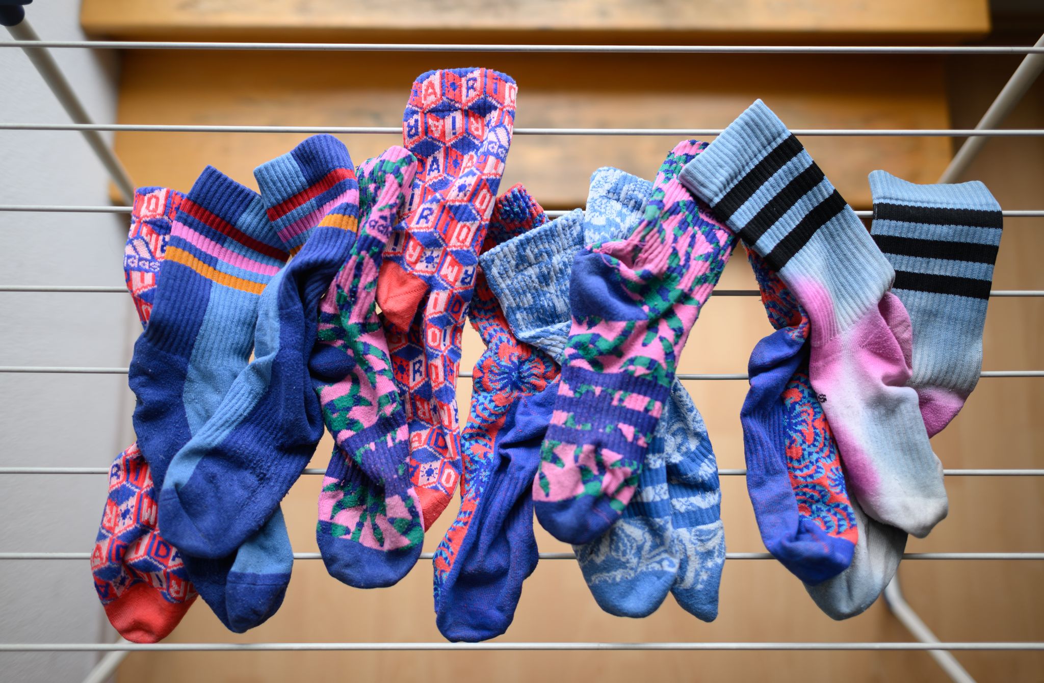 Gar nicht mal so frisch: Muffige Wäsche entsteht oft durch Restfeuchtigkeit. Textilien sollten immer vollständig getrocknet werden, bevor sie in den Schrank kommen.