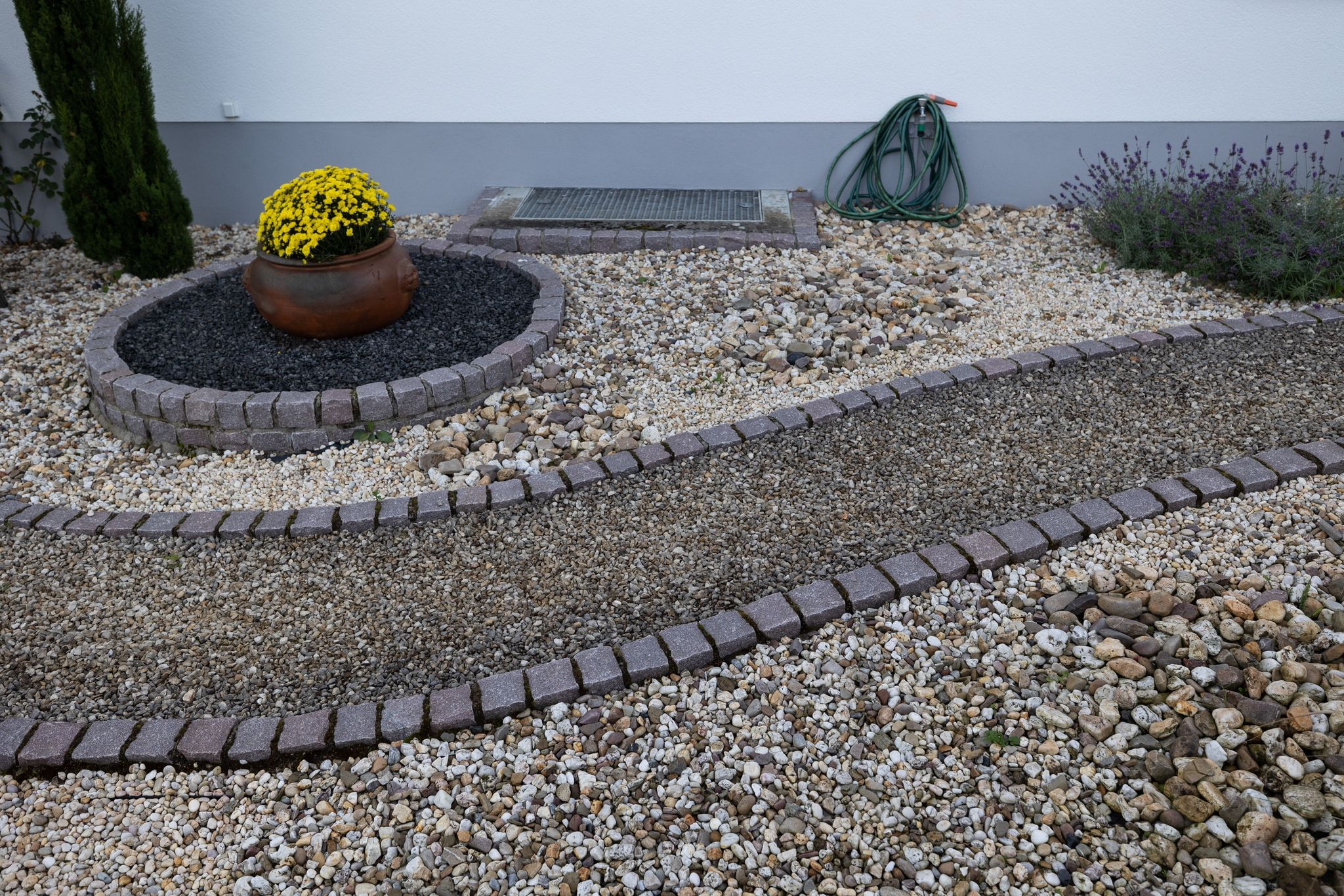Kies und Schotter statt Blumen und Gras: Wer seinen Garten so gestalten möchte, sollte prüfen, ob das eine Baugenehmigung erfordert.