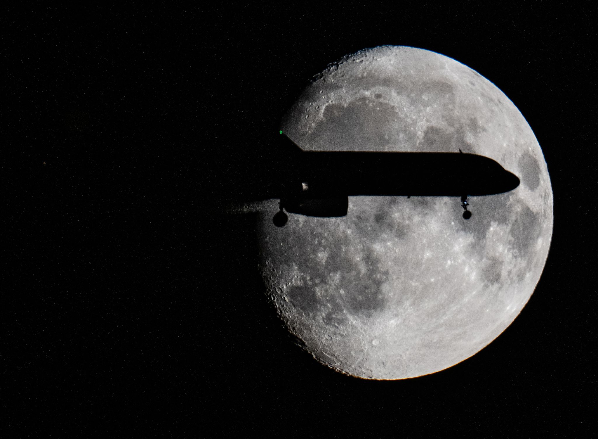 Ein paar Stunden im Flieger - und plötzlich ist wieder 2025: Auf einigen Linienflügen erlebt man genau das.