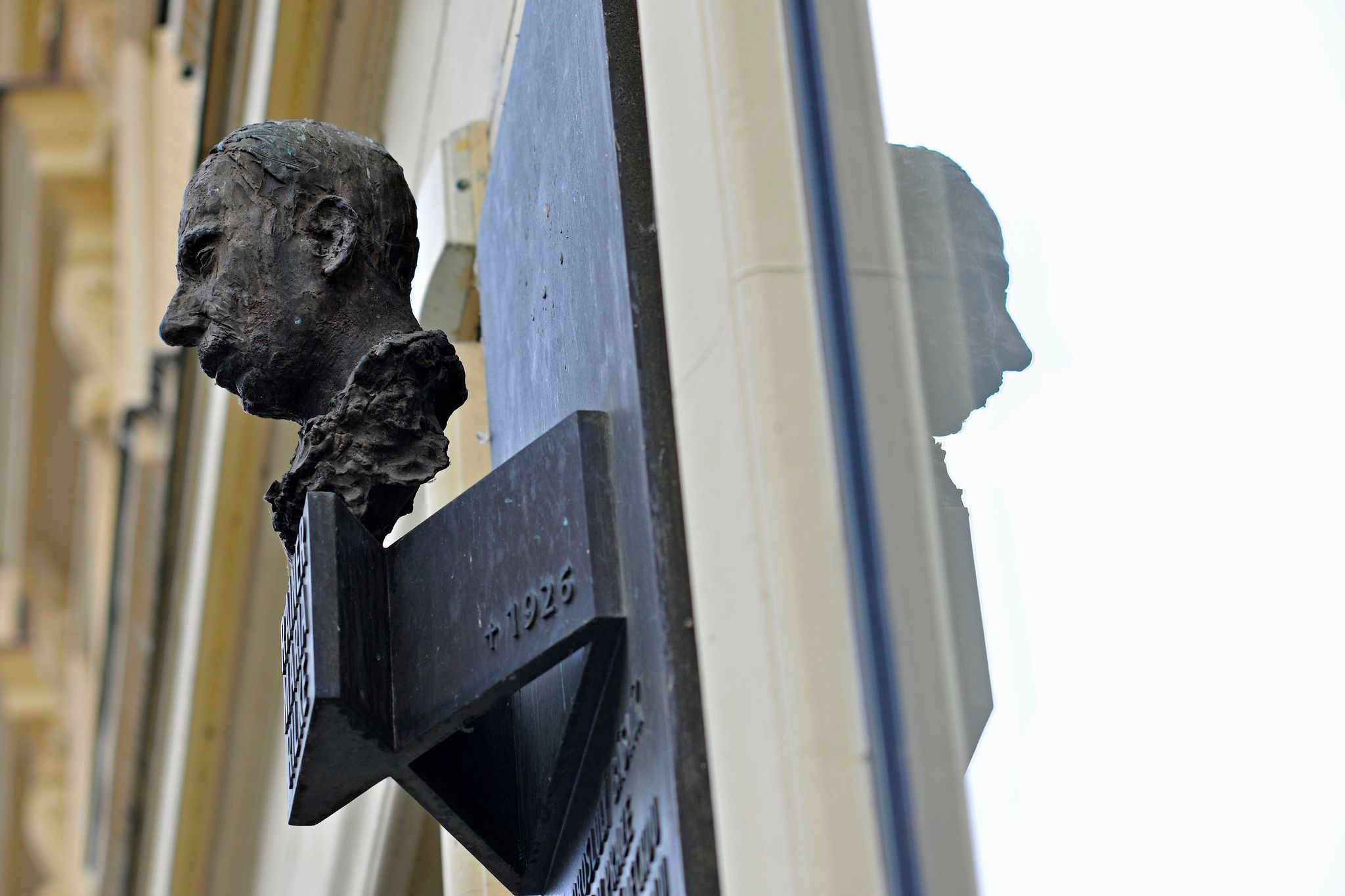 In Prag erinnert eine Büste an den Schriftsteller Rainer Maria Rilke (1875-1926). Hier besuchte er die Volksschule.